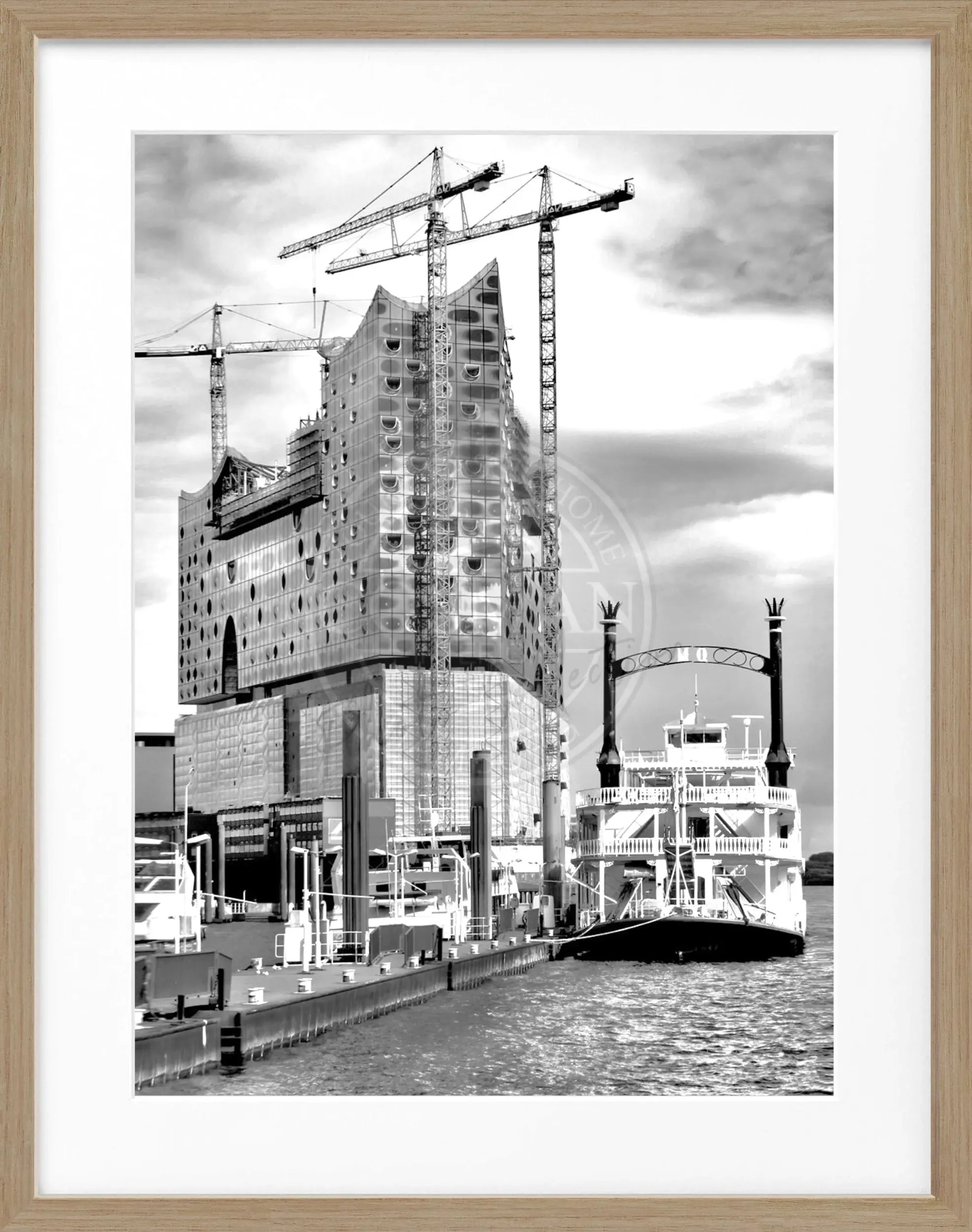 Schwarzweiß-Poster des Hamburger Hafens mit Elphi und Rahmen, von Cosman-Photocollection, 25x31 cm.