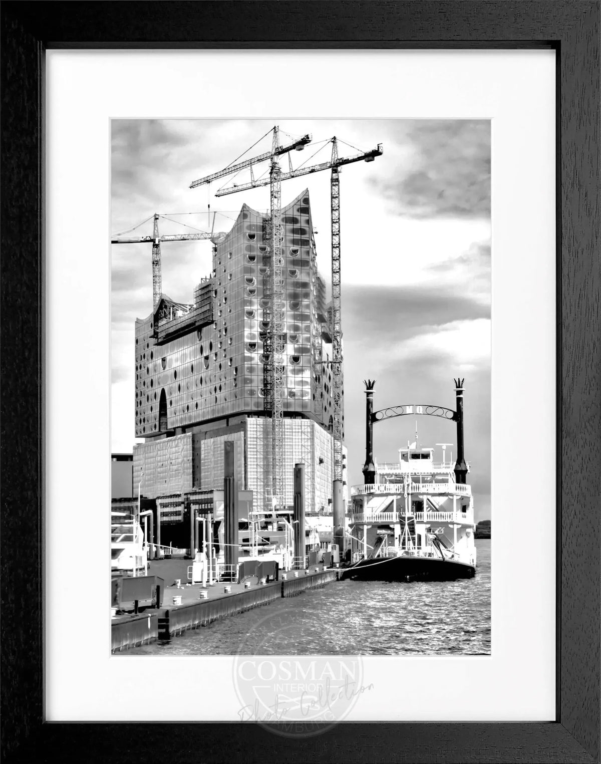 Schwarzweiß-Poster Hamburg Hafen Elphi mit Rahmen, 25x31cm, von Cosman-Photocollection, detailreiche Hafenansicht