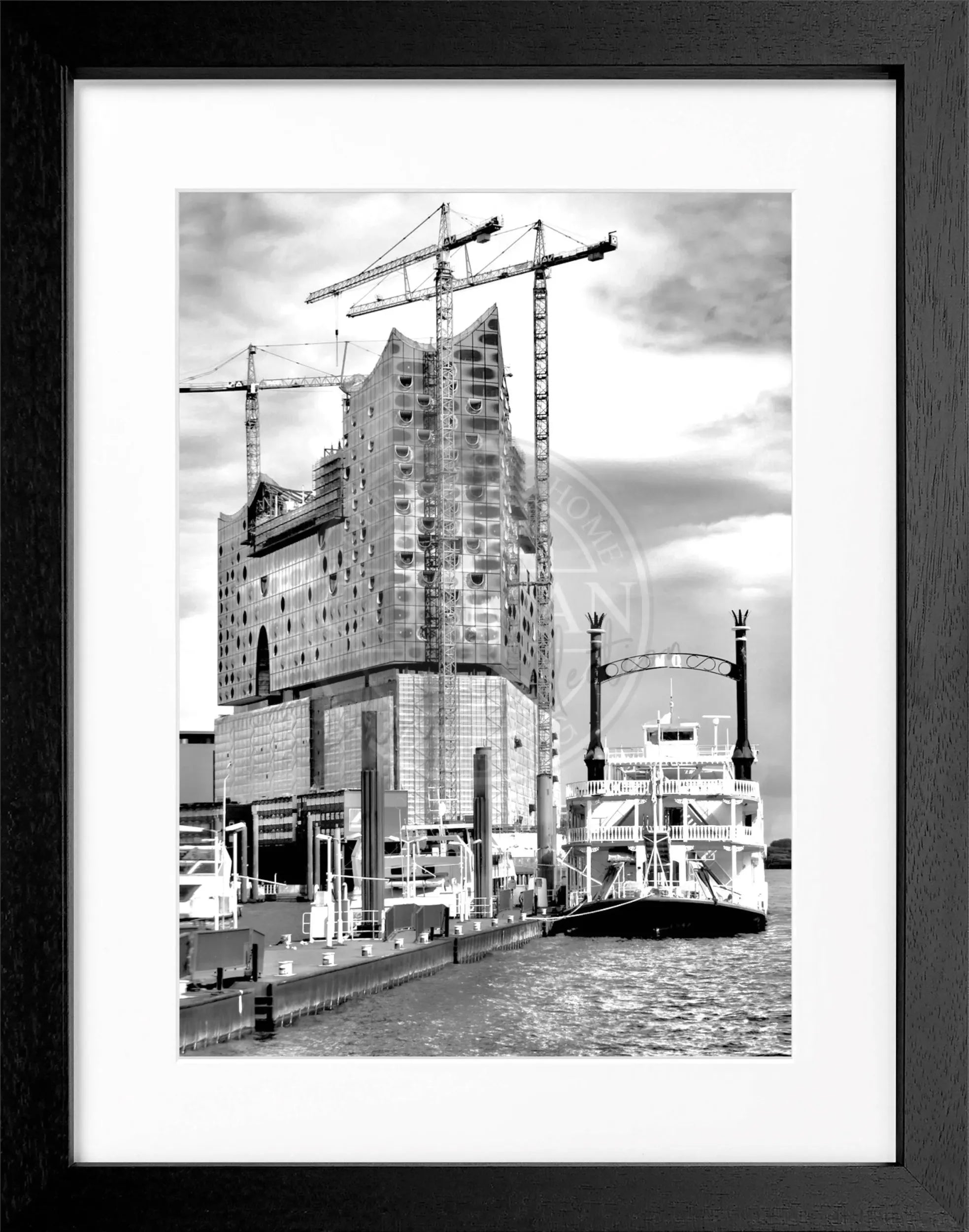 Schwarzweiß-Poster Hamburg Hafen Elphi mit Rahmen, 25x31cm, von Cosman-Photocollection, detailreiche Hafenansicht