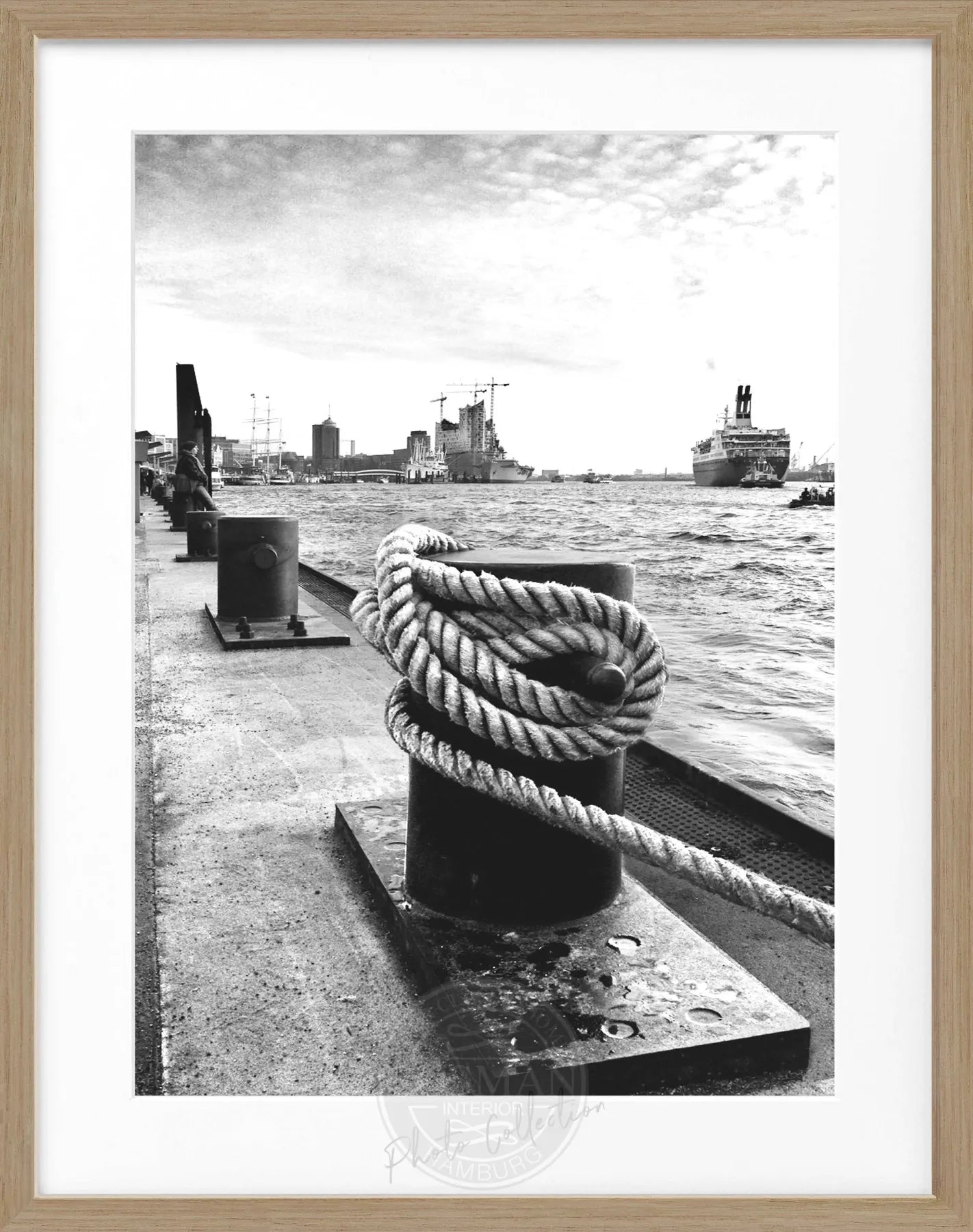 Poster Hamburg Hafen Poller mit Rahmen, Schwarz, 25x31 cm, von Cosman-Photocollection, maritime Hafenansicht, stilvoller Wanddekoration