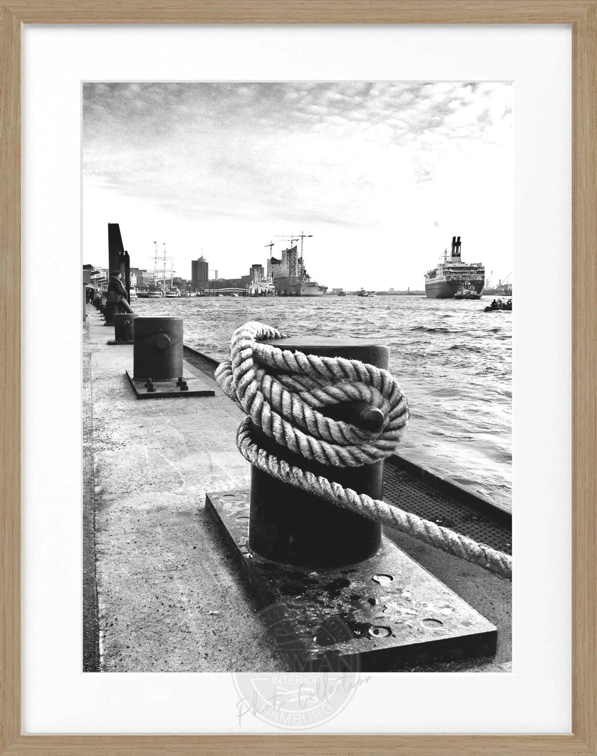 Poster Hamburg Hafen Poller mit Rahmen, Schwarz, 25x31 cm, von Cosman-Photocollection, maritime Hafenansicht, stilvoller Wanddekoration