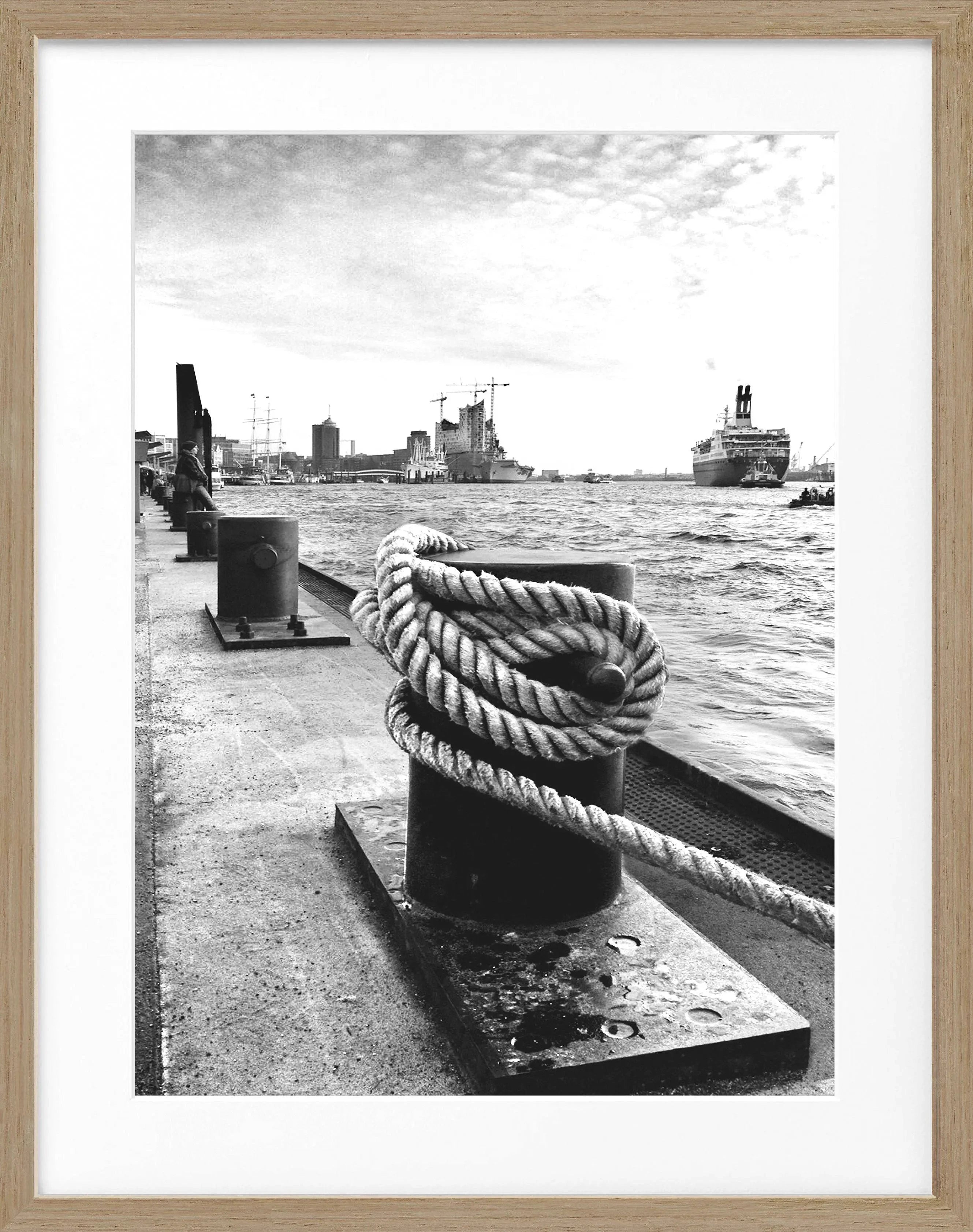 Poster Hamburg Hafen Poller mit Rahmen, Schwarz, 25x31 cm, von Cosman-Photocollection, maritime Hafenansicht, stilvoller Wanddekoration