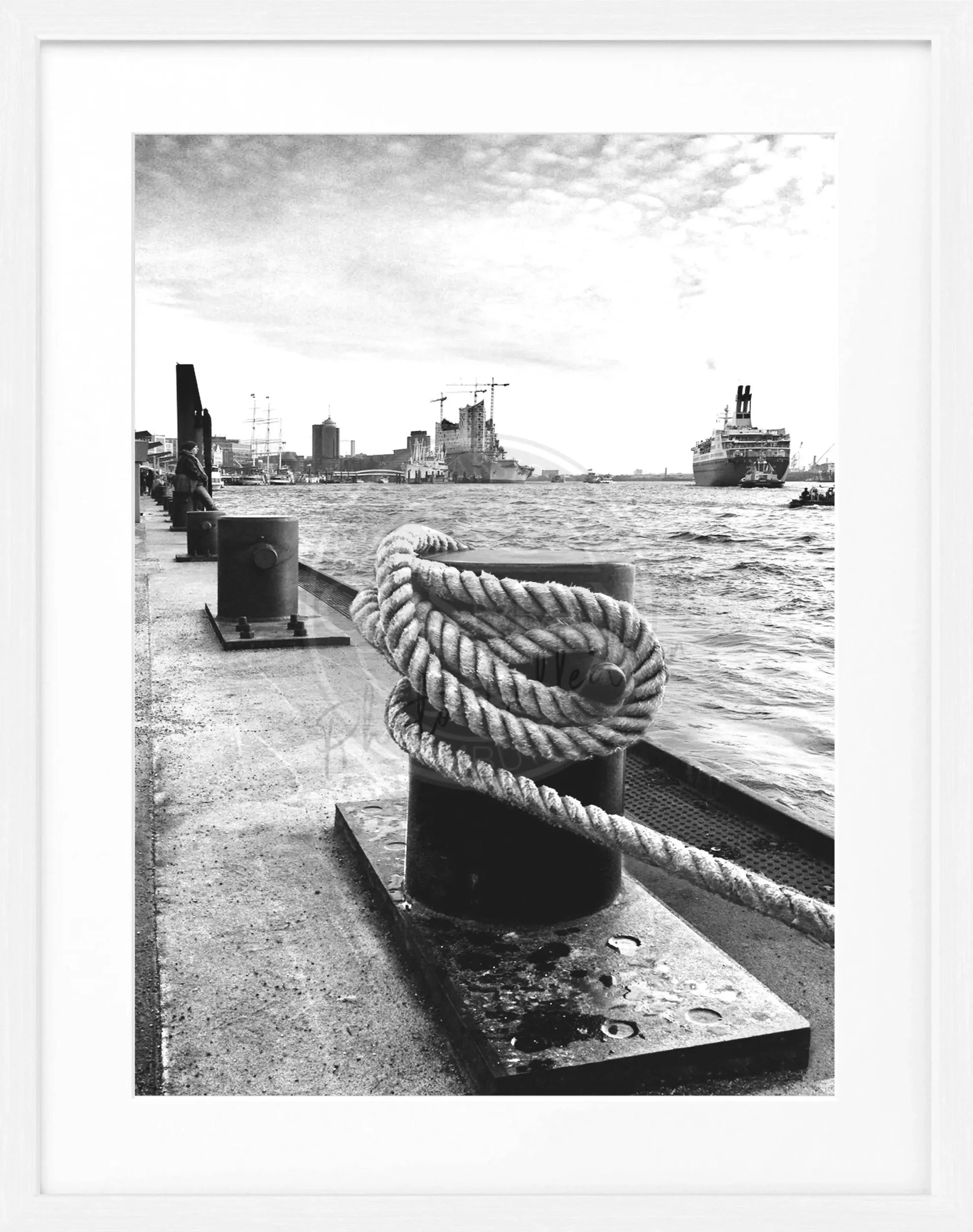 Poster Hamburg Hafen Poller mit Rahmen von Cosman-Photocollection, schwarz, 25x31 cm, maritime Hafenansicht