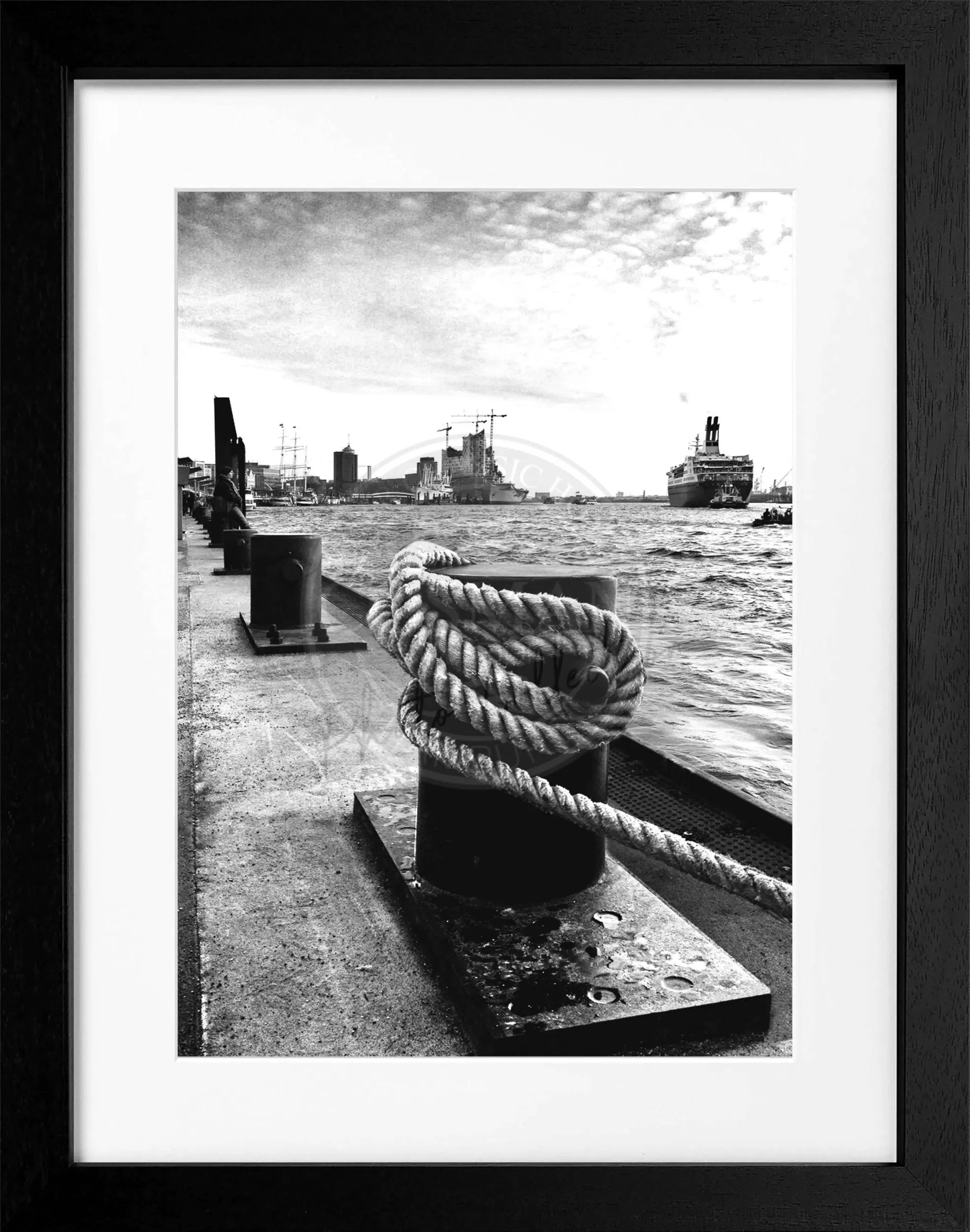 Schwarz-weiß Poster Hamburg Hafen mit Poller im Rahmen, von Cosman-Photocollection, 25x31 cm, detailreiche Hafenaufnahme