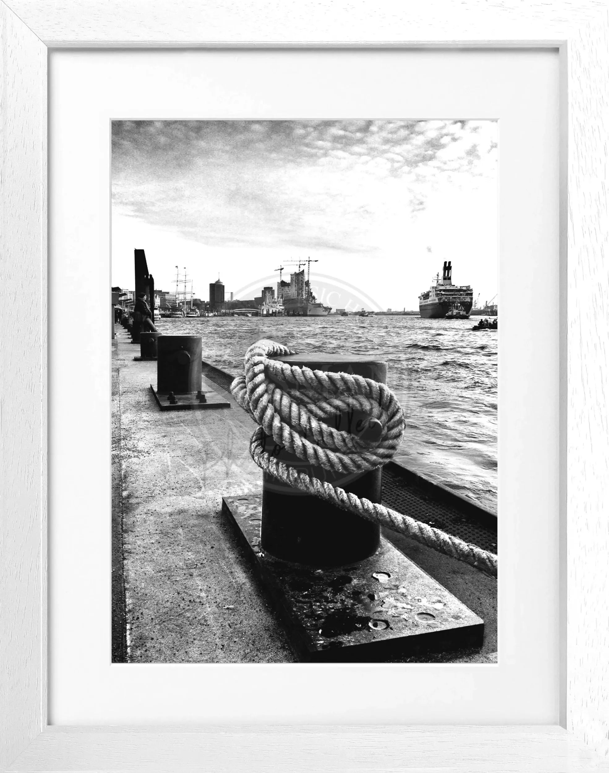 Schwarz-weiß Poster Hamburg Hafen Poller mit Rahmen, Cosman-Photocollection, 25x31cm, maritime Stadtansicht