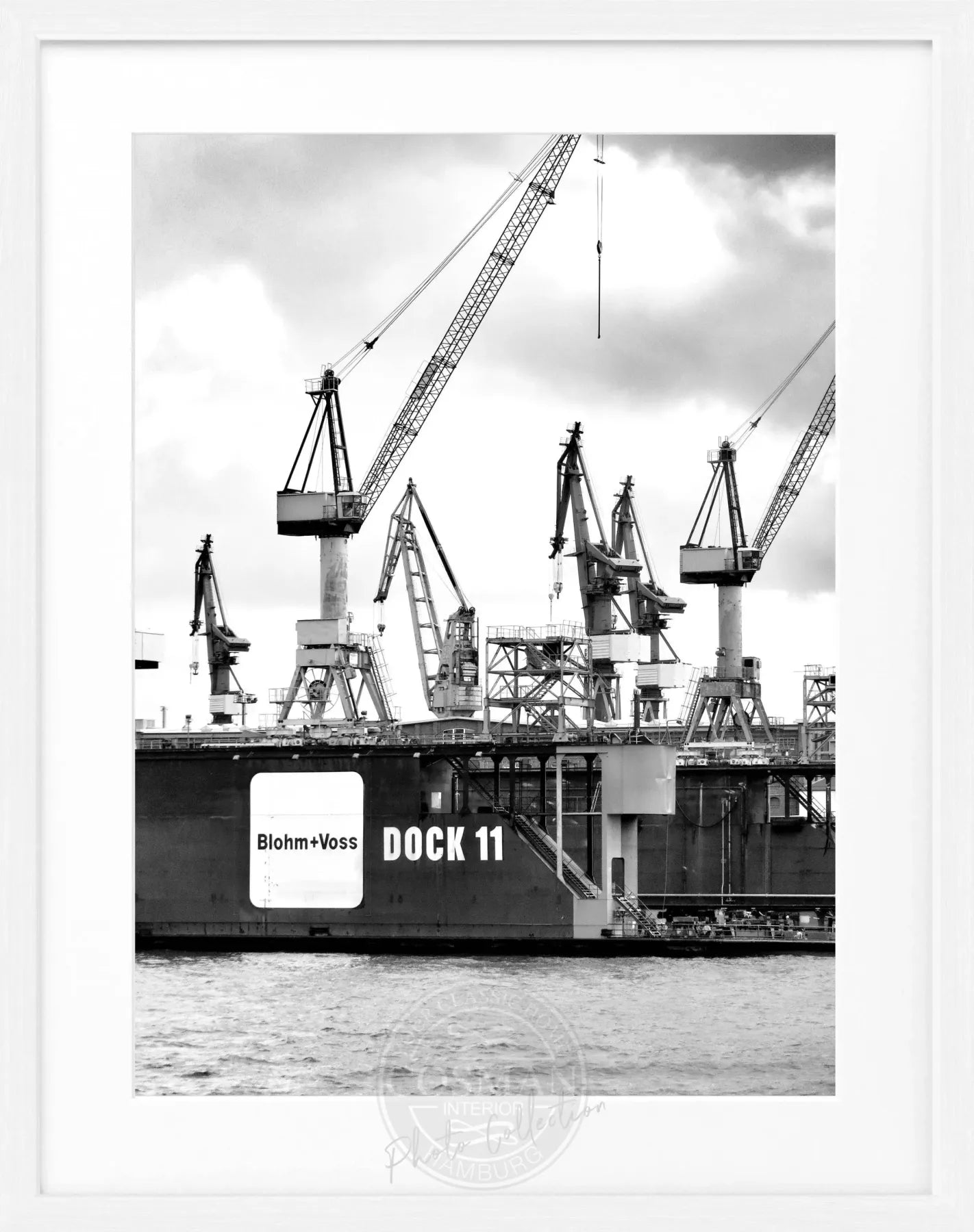 Schwarzweiß-Poster vom Hamburger Hafen mit Rahmen, Teil der Cosman-Photocollection, Maße 25x31cm, Dock 11 HH04