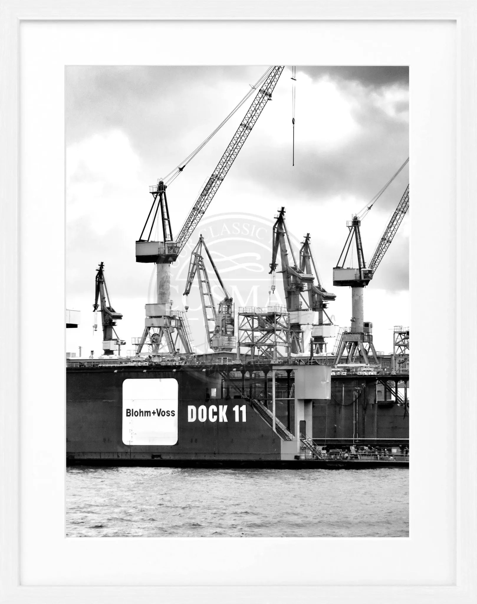 Schwarzweiß-Poster vom Hamburger Hafen mit Rahmen, Teil der Cosman-Photocollection, Maße 25x31cm, Dock 11 HH04