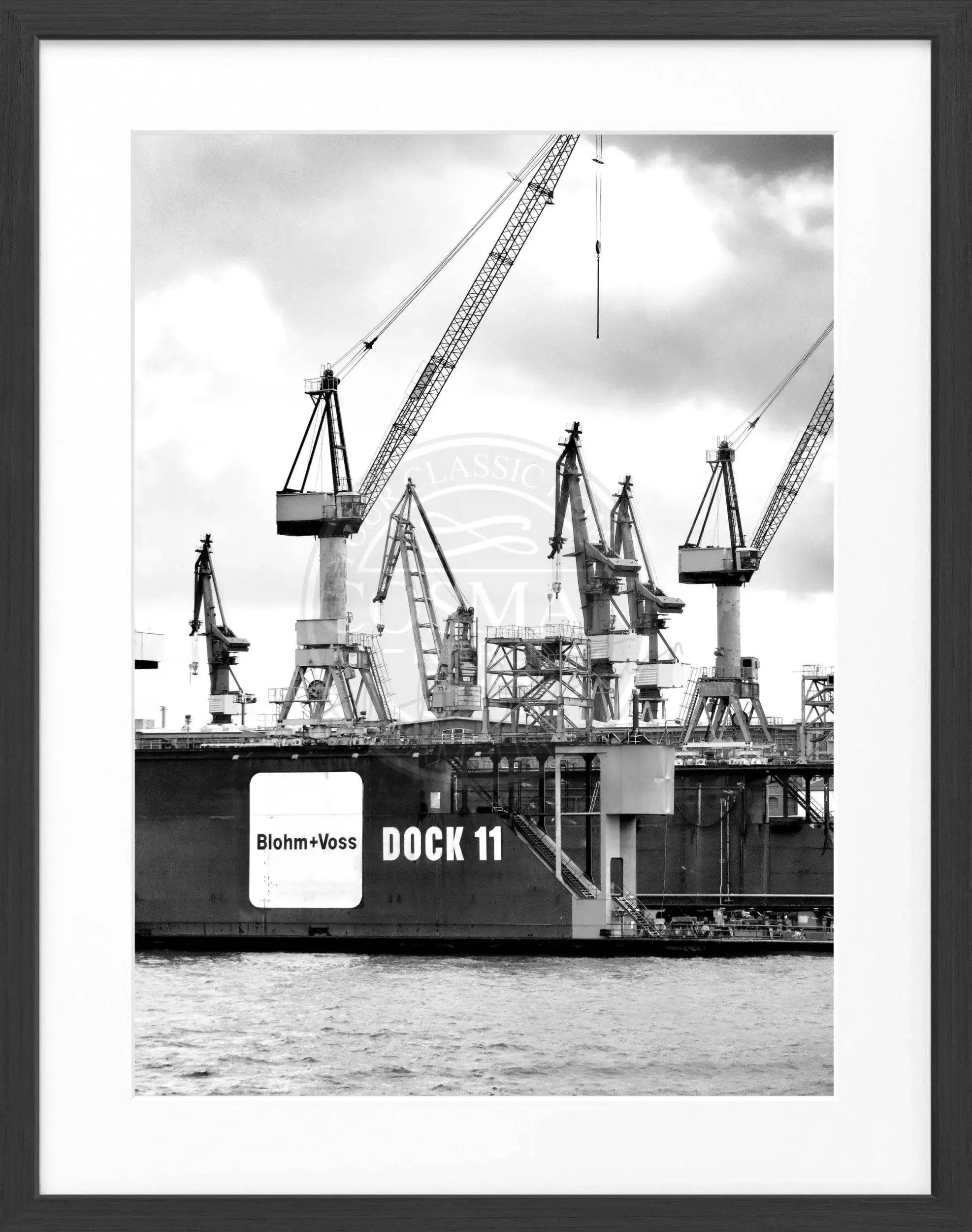 Schwarzweiß-Poster mit Rahmen von Cosman-Photocollection, Hamburg Hafen Dock 11, 25x31 cm, maritimes Stadtbild.