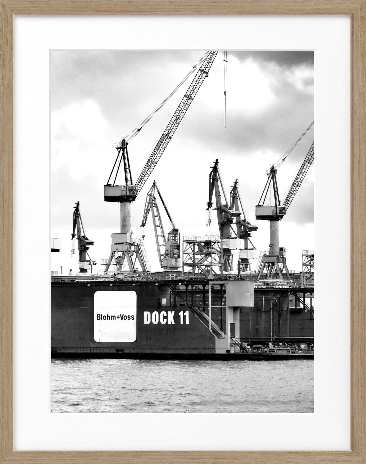 Schwarz-weiß Poster mit Rahmen von Hamburg Hafen 'Dock 11' von Cosman-Photocollection, 25x31 cm, maritime Stadtansicht