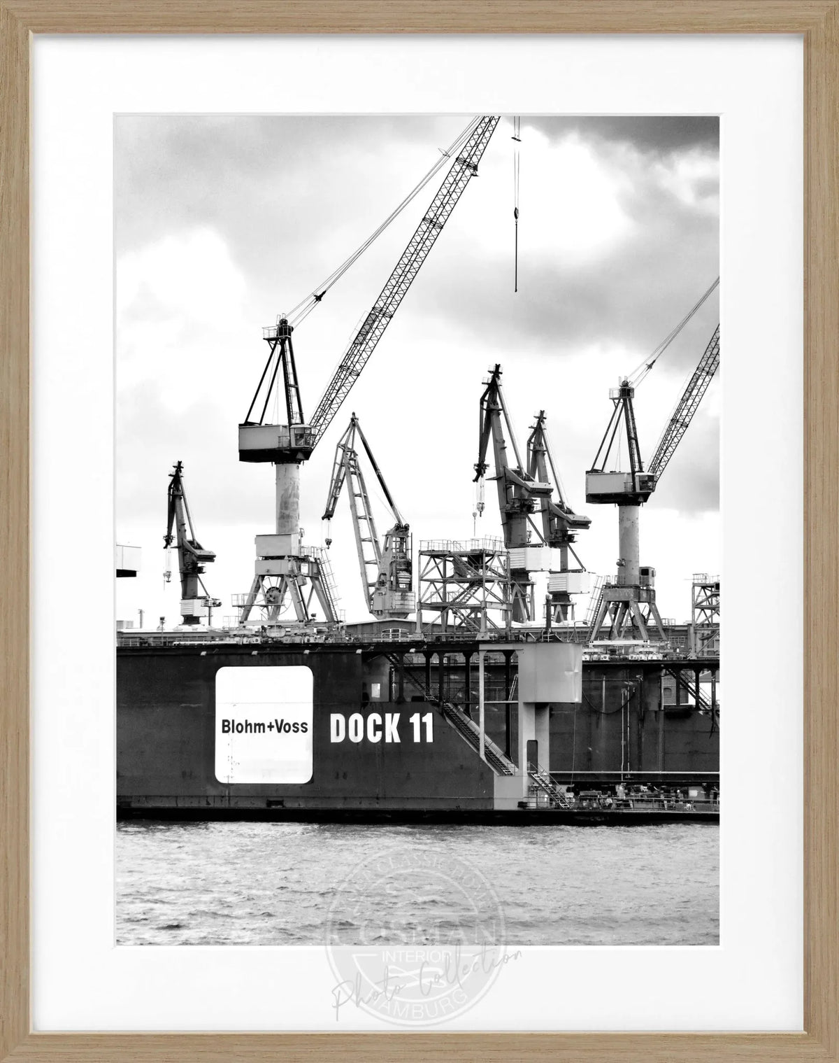Schwarz-weiß Poster mit Rahmen von Hamburg Hafen 'Dock 11' von Cosman-Photocollection, 25x31 cm, maritime Stadtansicht