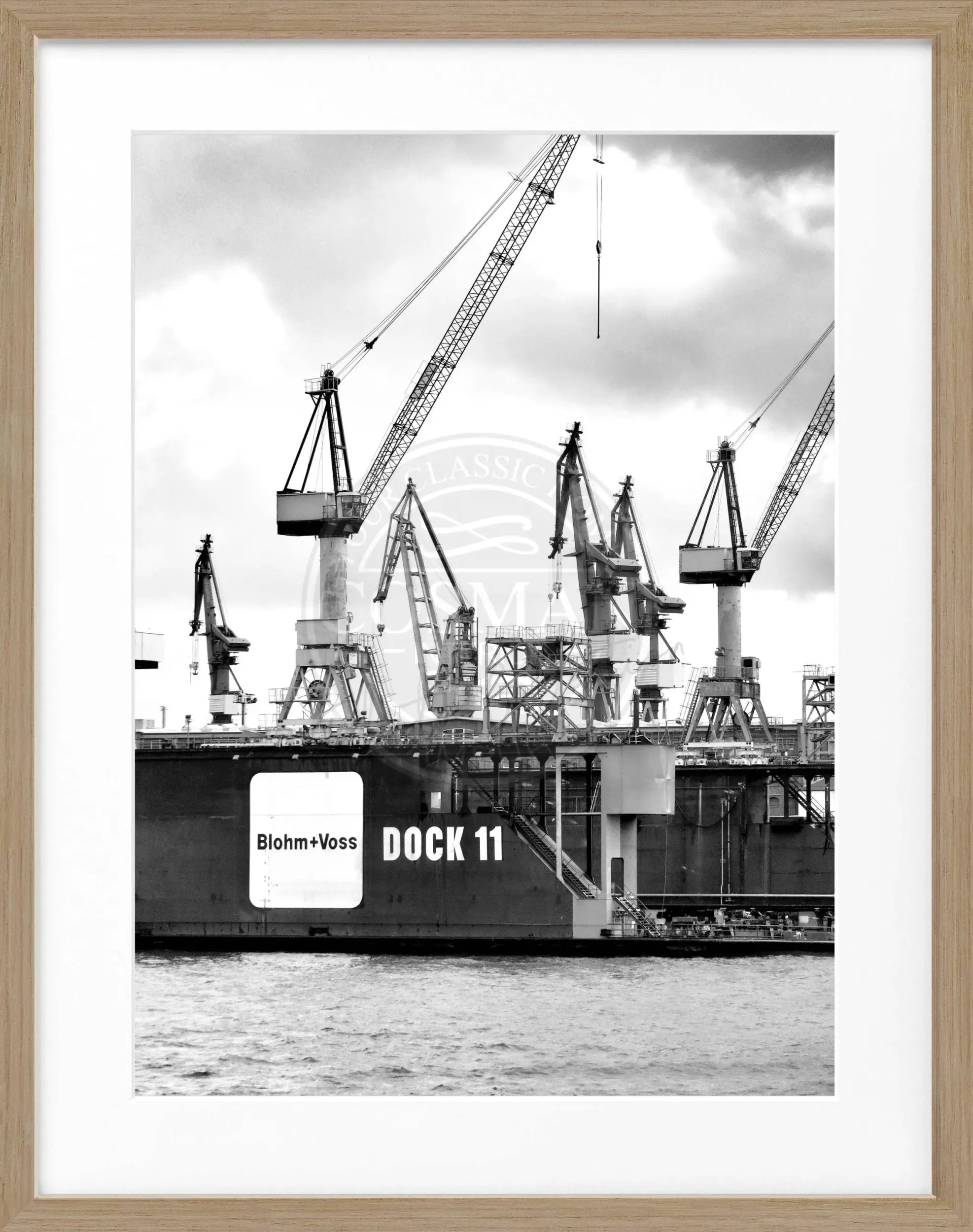 Schwarz-weiß Poster mit Rahmen von Hamburg Hafen 'Dock 11' von Cosman-Photocollection, 25x31 cm, maritime Stadtansicht