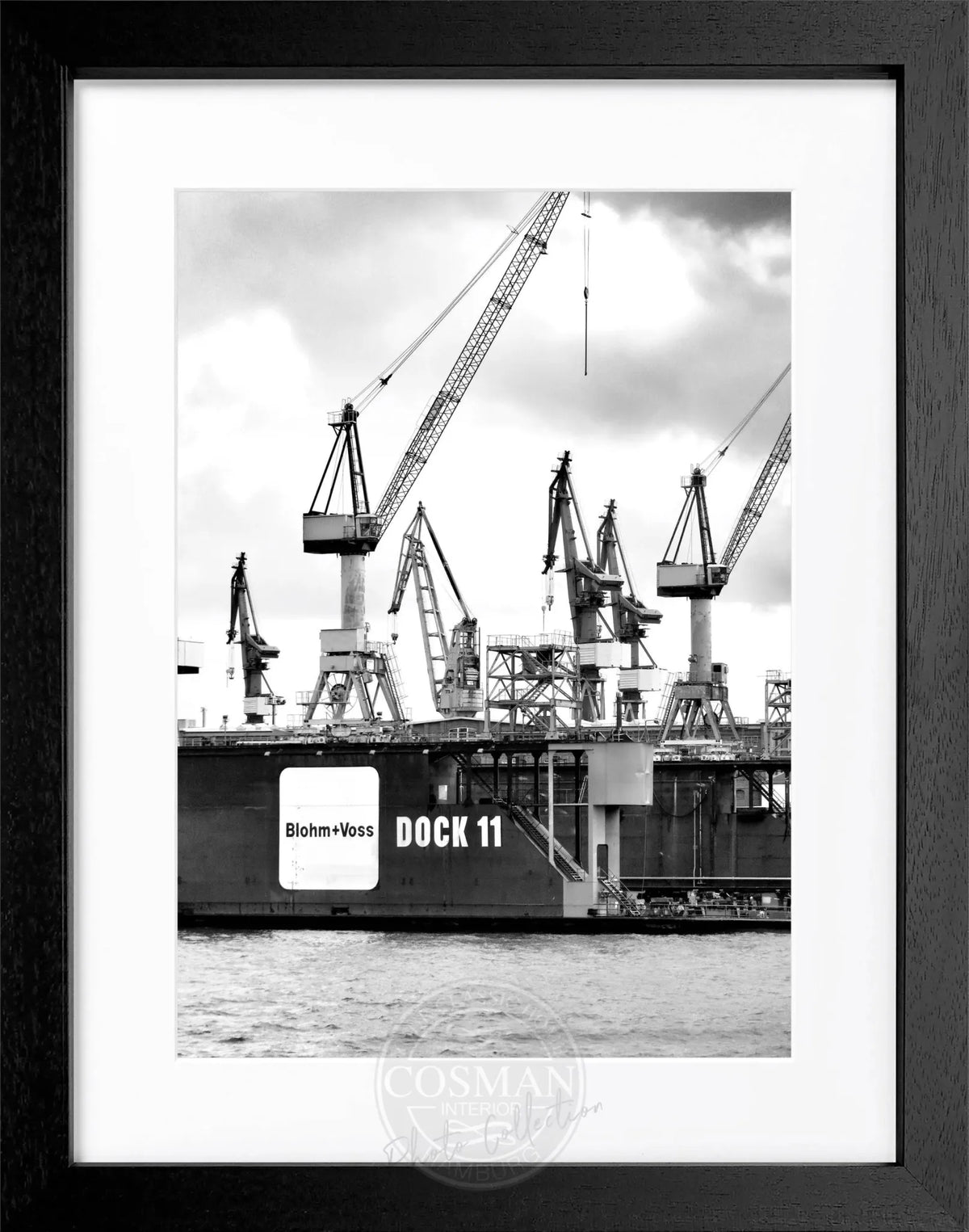 Schwarz-weiß Poster vom Hamburger Hafen Dock 11 mit Rahmen, von Cosman-Photocollection, 25x31 cm, maritime Stadtansicht