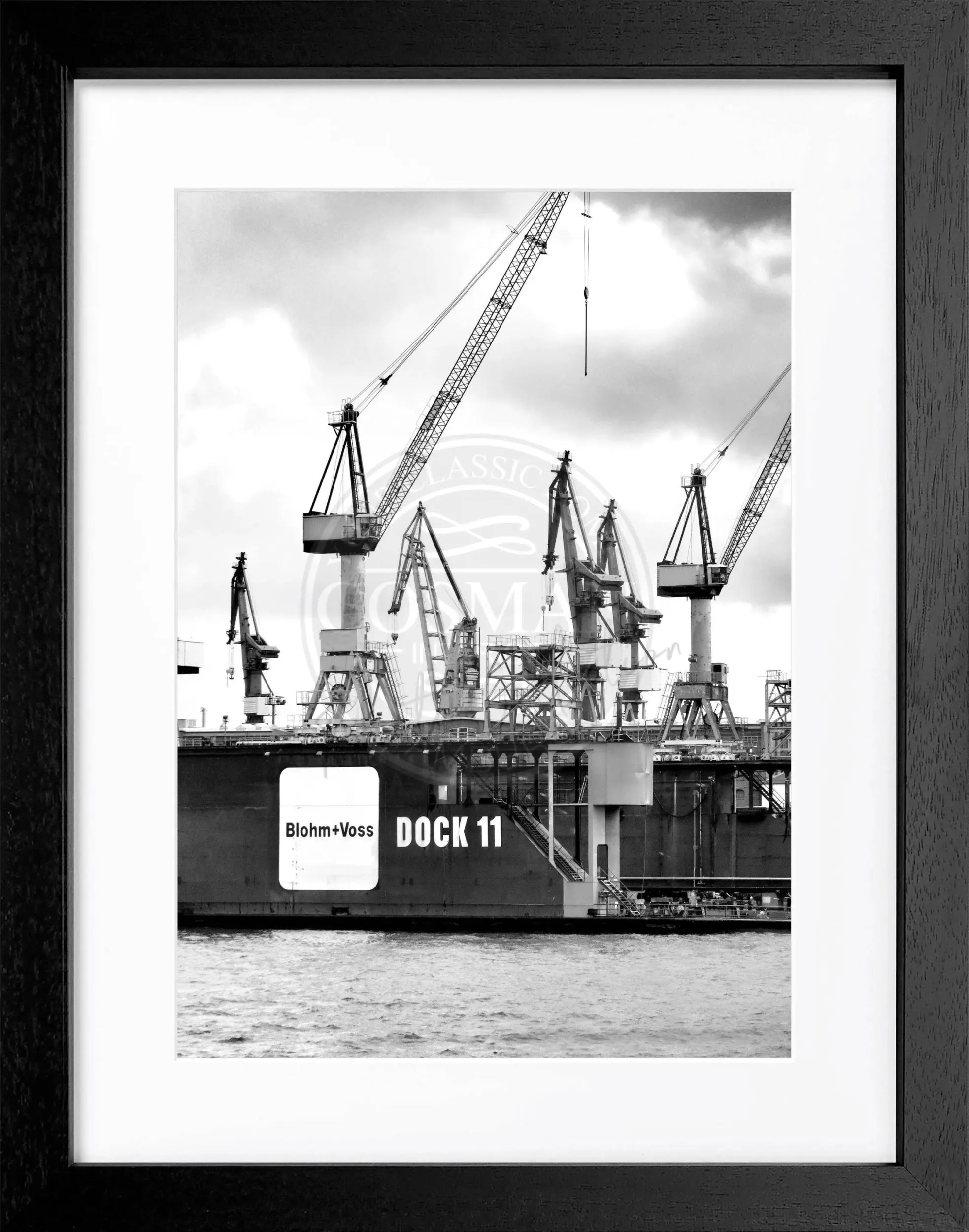 Schwarz-weiß Poster vom Hamburger Hafen Dock 11 mit Rahmen, von Cosman-Photocollection, 25x31 cm, maritime Stadtansicht