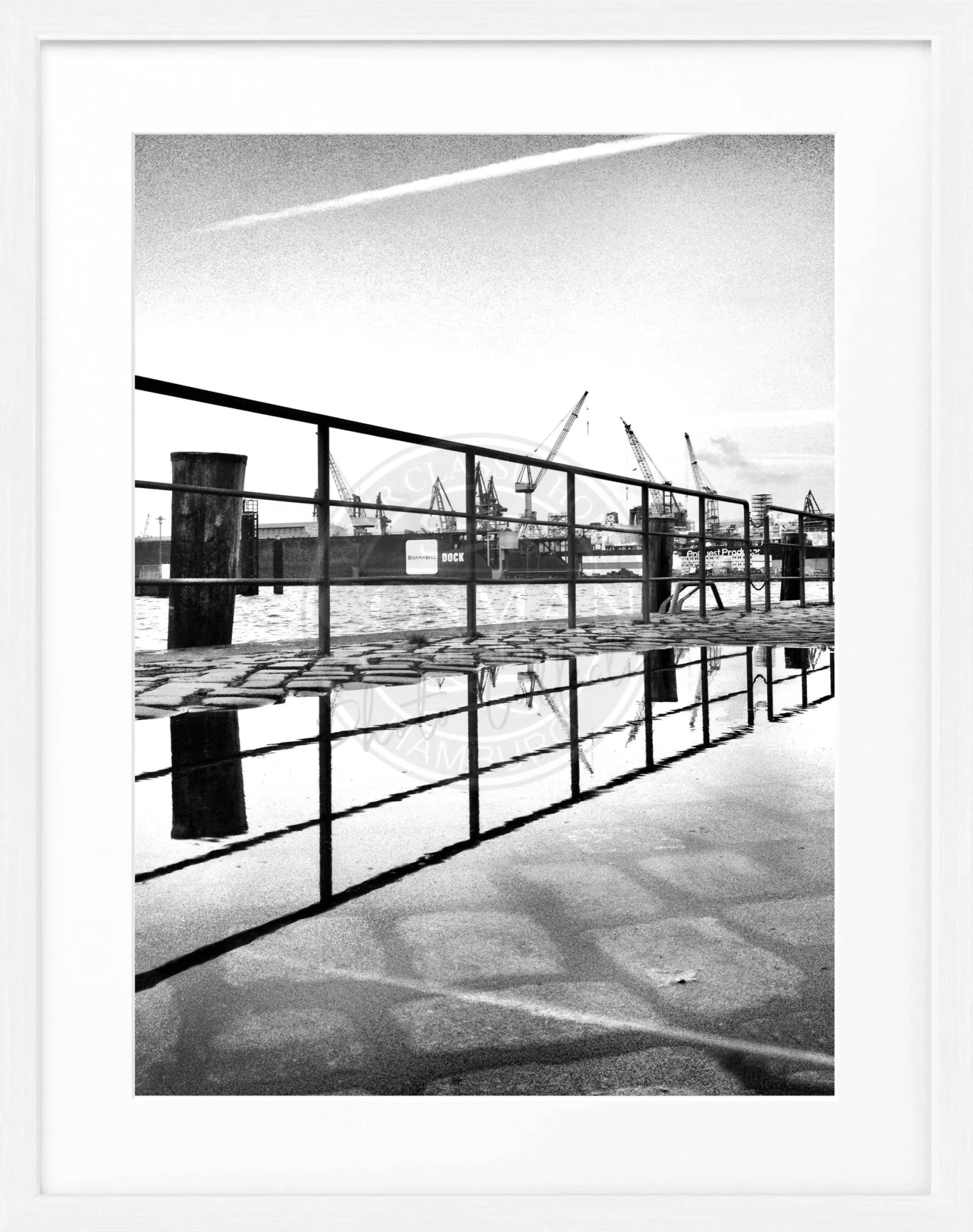 Schwarzweiß-Poster mit Rahmen, Hamburg Hafen Zaun Motiv, von Cosman-Photocollection, 25x31cm, Wanddekoration