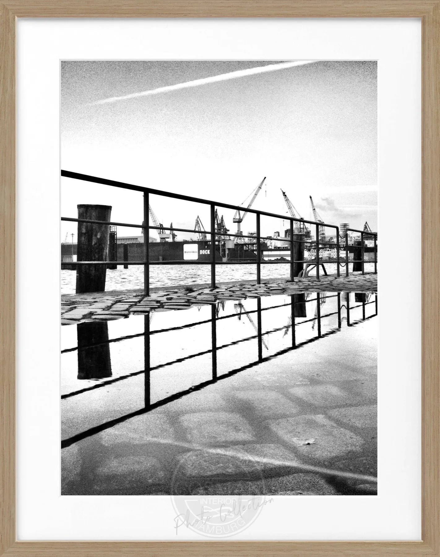 Schwarzweiß-Poster des Hamburger Hafens mit Zaunrahmen von Cosman-Photocollection, 25x31cm, Wanddekoration