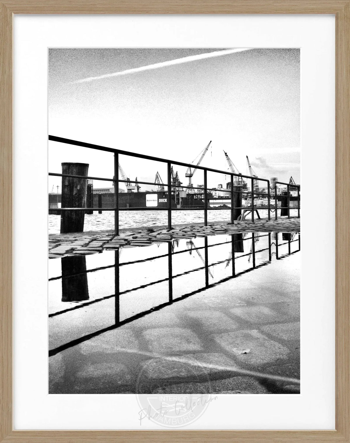 Schwarzweiß-Poster des Hamburger Hafens mit Zaunrahmen von Cosman-Photocollection, 25x31cm, Wanddekoration