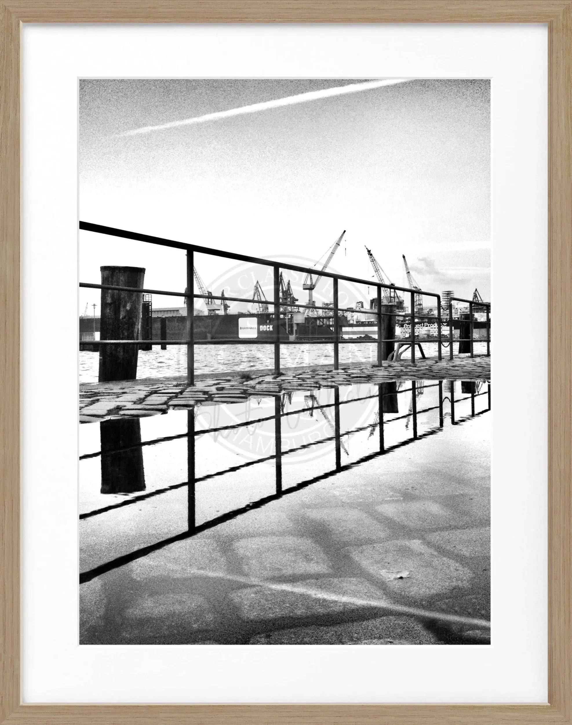 Schwarzweiß-Poster des Hamburger Hafens mit Zaunrahmen von Cosman-Photocollection, 25x31cm, Wanddekoration