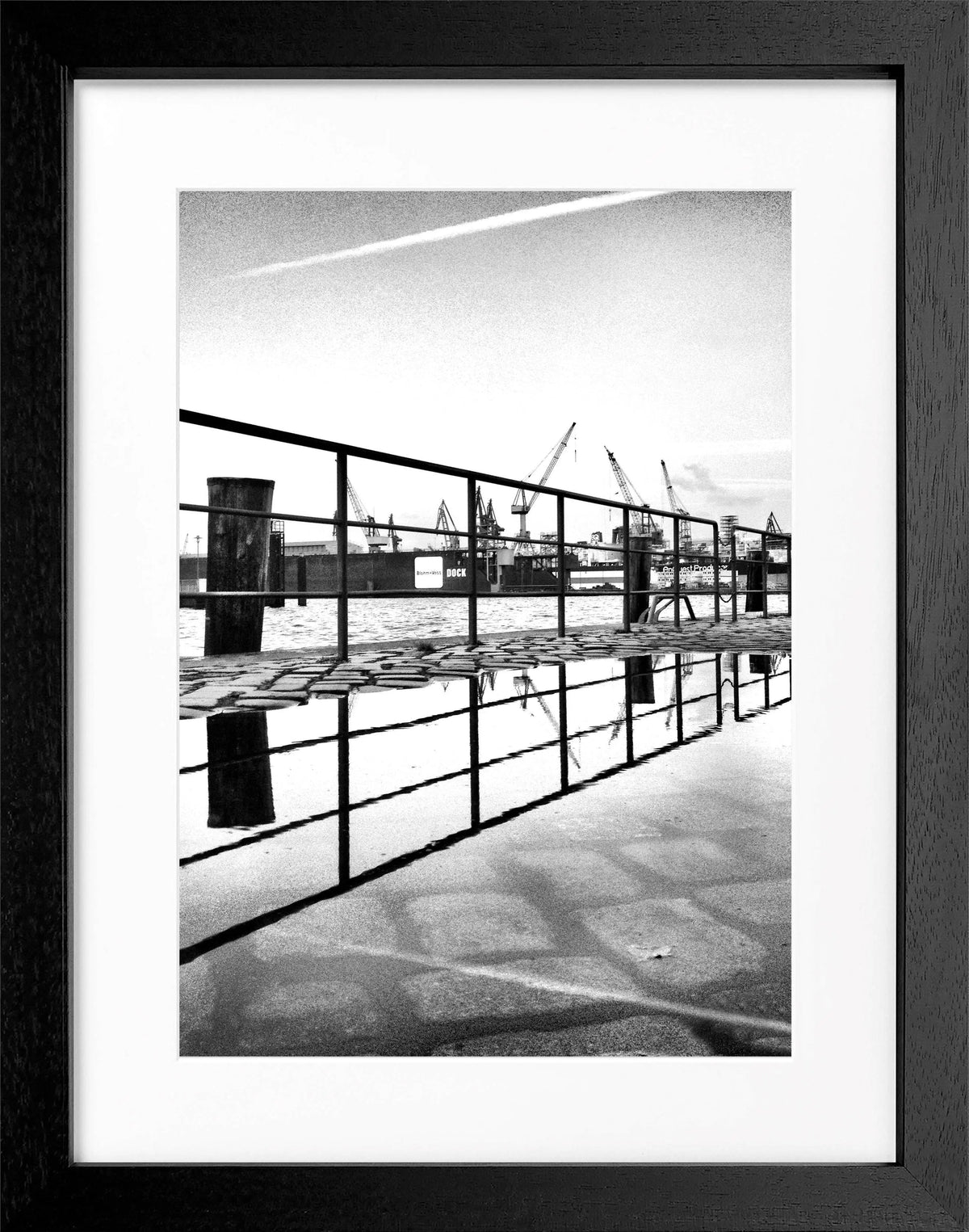 Schwarzweiß-Poster mit Rahmen von Cosman-Photocollection, Hamburg Hafen Zaun Motiv, 25x31cm, Wanddekoration