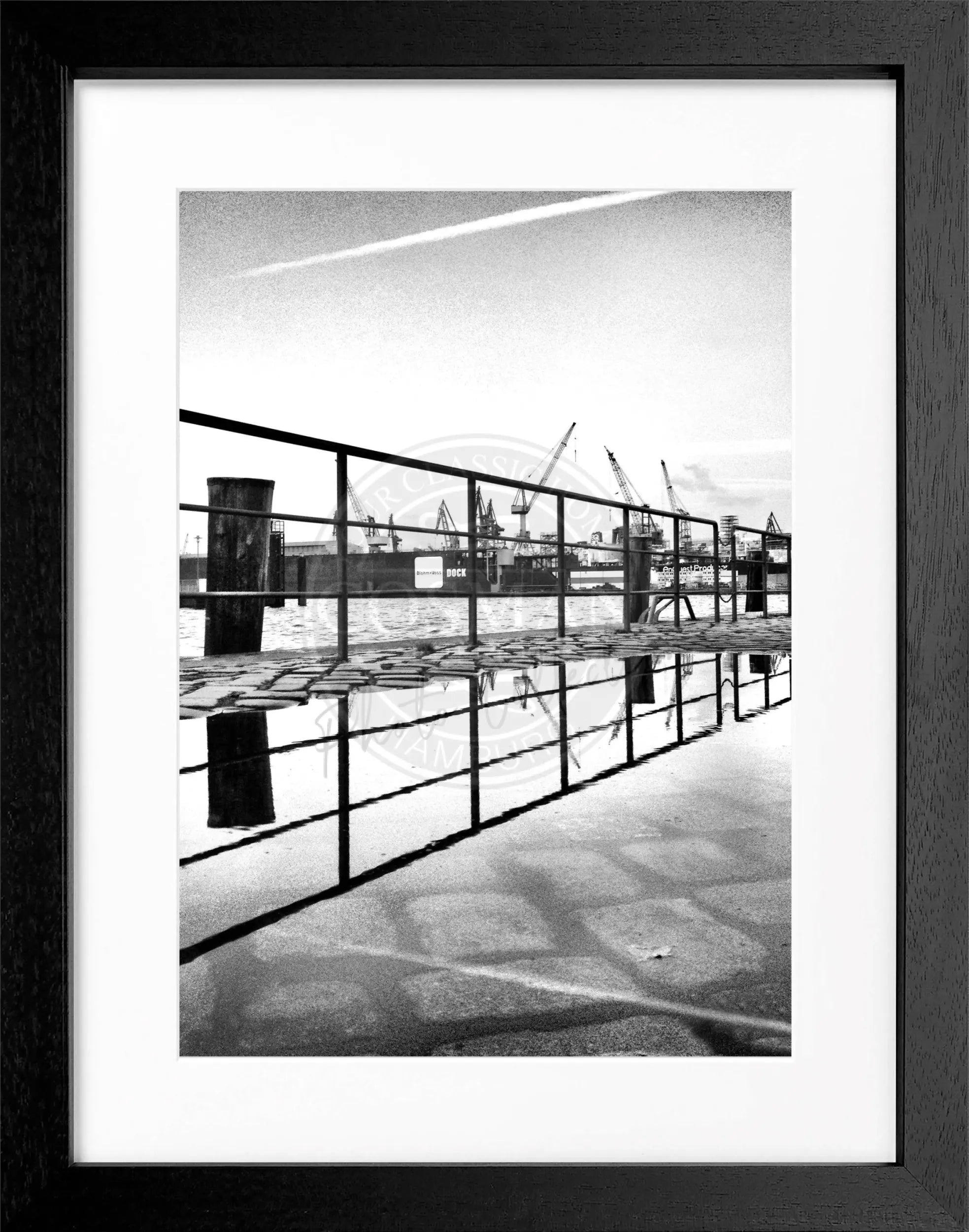 Schwarzweiß-Poster mit Rahmen von Cosman-Photocollection, Hamburg Hafen Zaun Motiv, 25x31cm, Wanddekoration