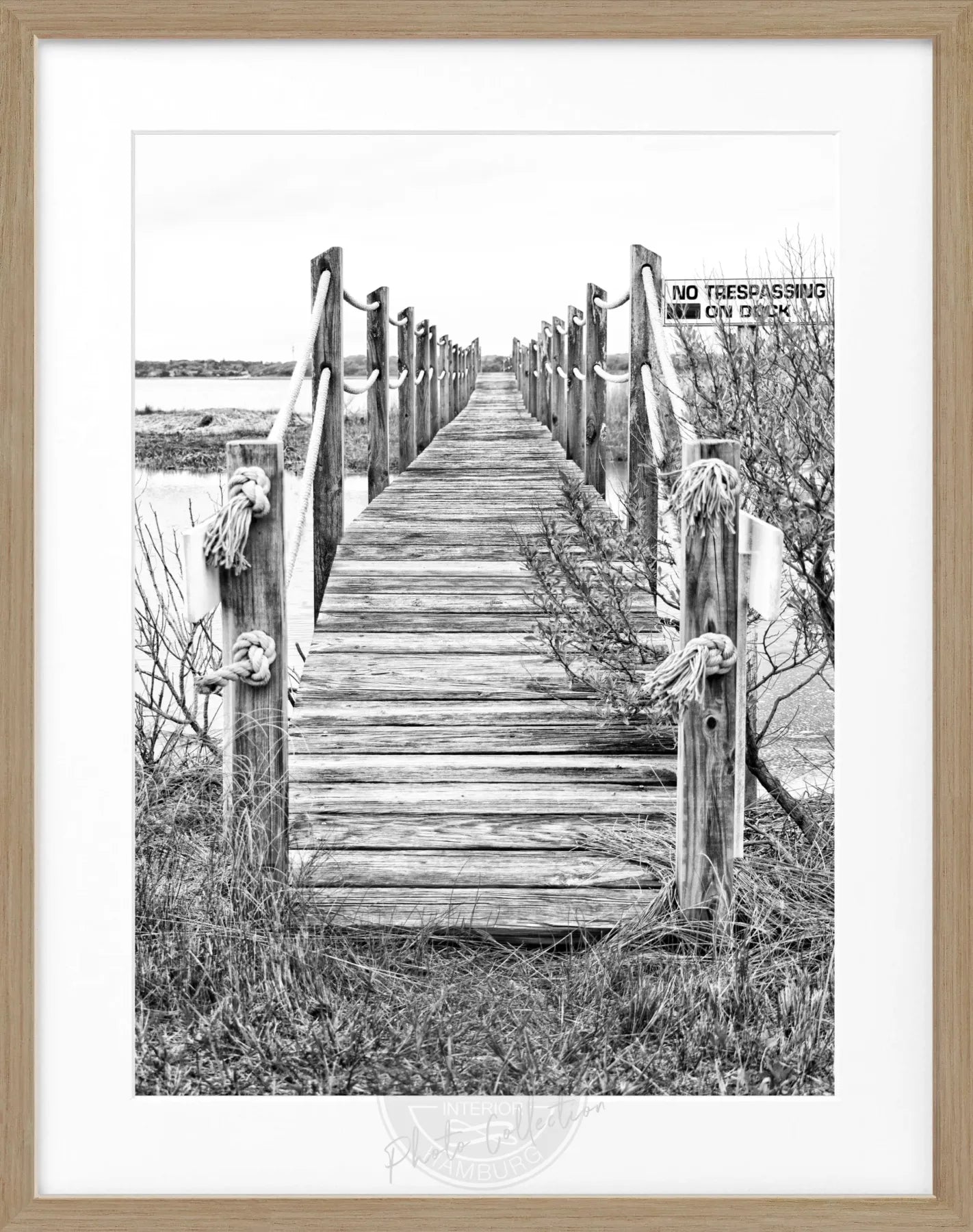 Schwarzes Poster mit Rahmen zeigt einen Steg in den Hamptons auf Long Island, von Cosman-Photocollection, 25x31 cm