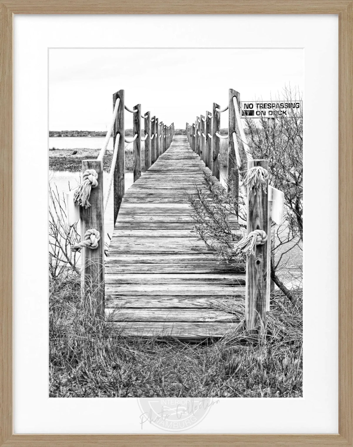 Schwarzes Poster mit Rahmen zeigt einen Steg in den Hamptons auf Long Island, von Cosman-Photocollection, 25x31 cm