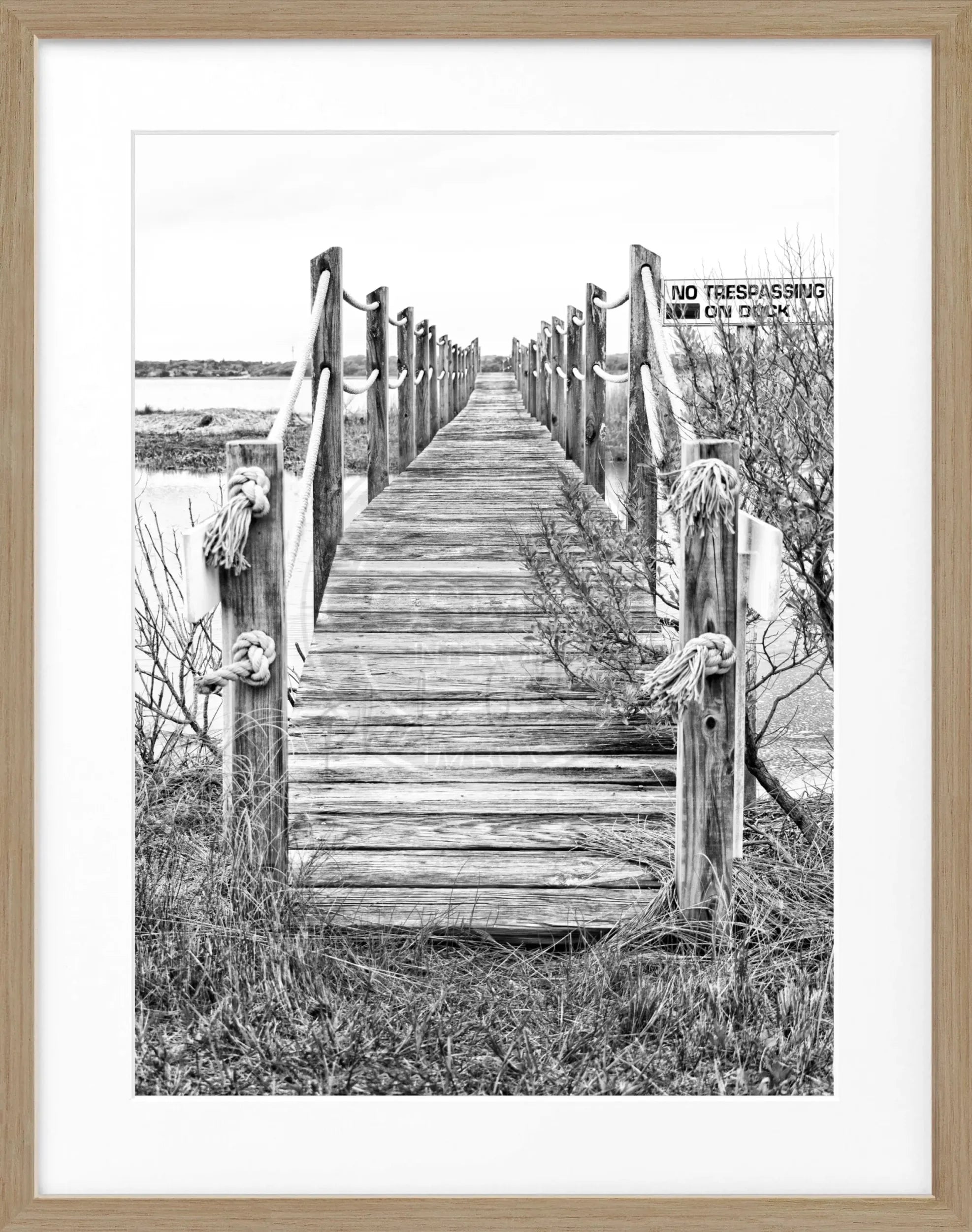 Schwarzes Poster mit Rahmen zeigt einen Steg in den Hamptons auf Long Island, von Cosman-Photocollection, 25x31 cm