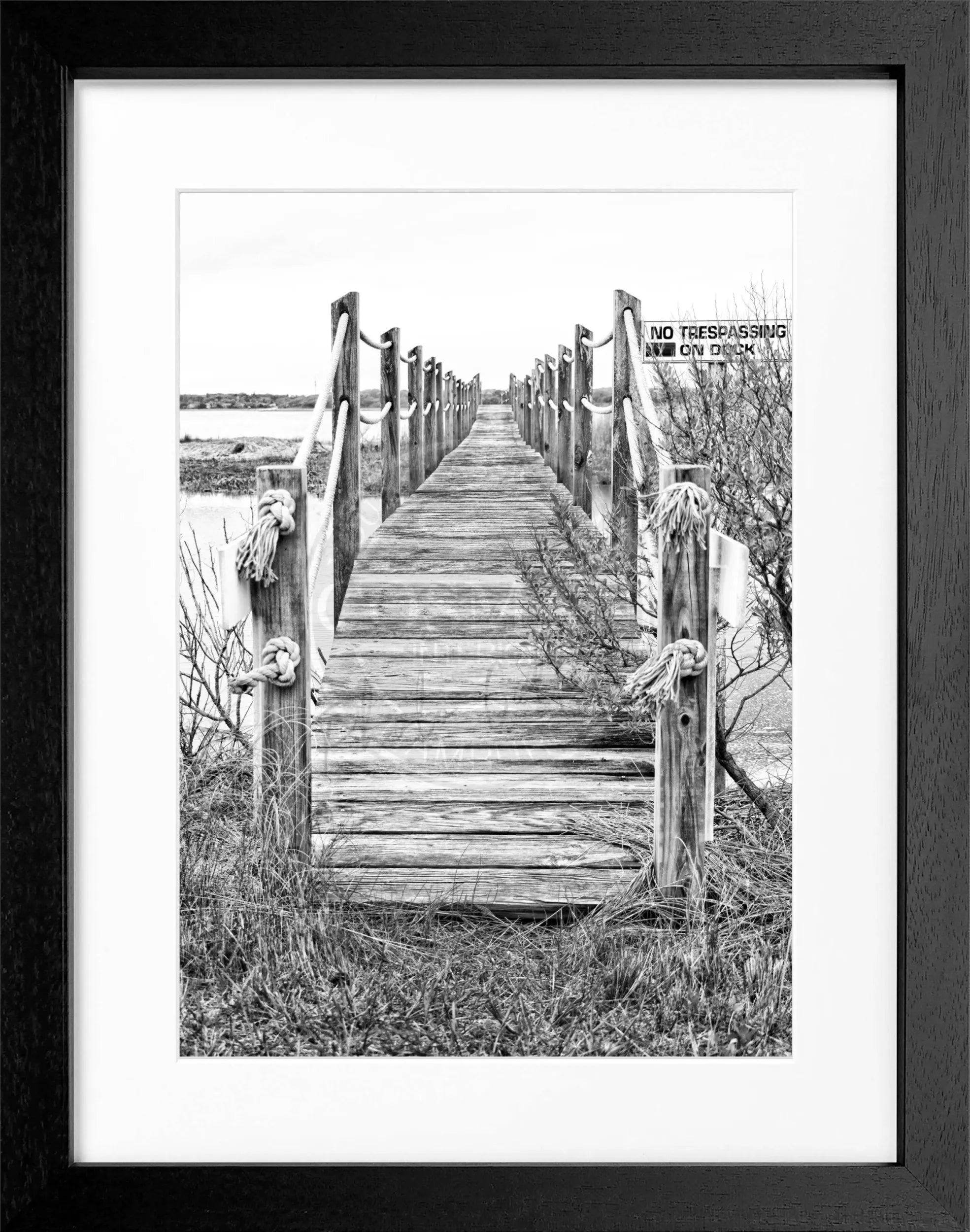 Hampton Long Island Poster mit schwarzem Rahmen, 25x31 cm, von Cosman-Photocollection, zeigt Steg am Meer