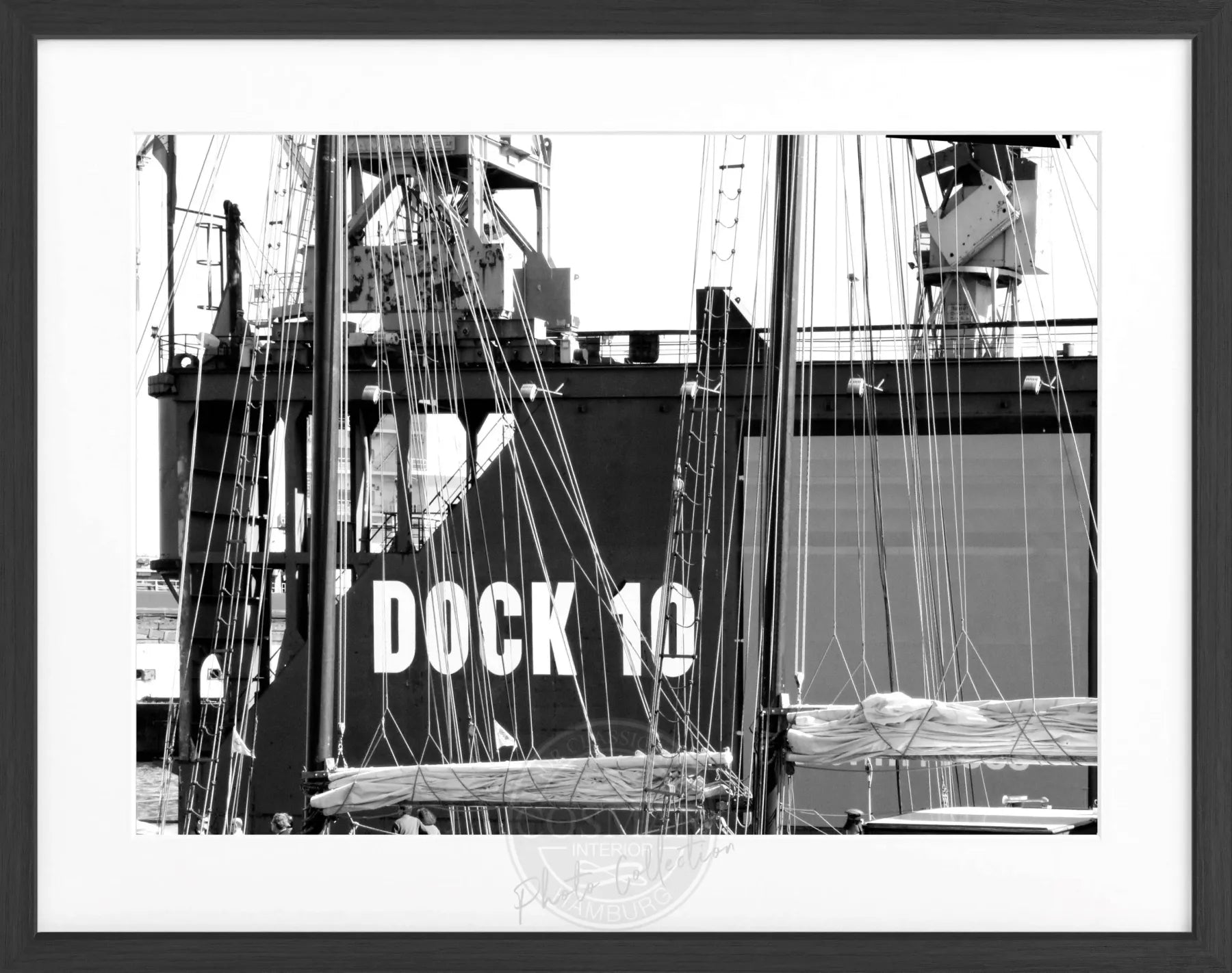 Schwarzes Poster mit Rahmen, Hamburg Hafen Dock 10, von Cosman-Photocollection, 31x25 cm, maritime Stadtansicht