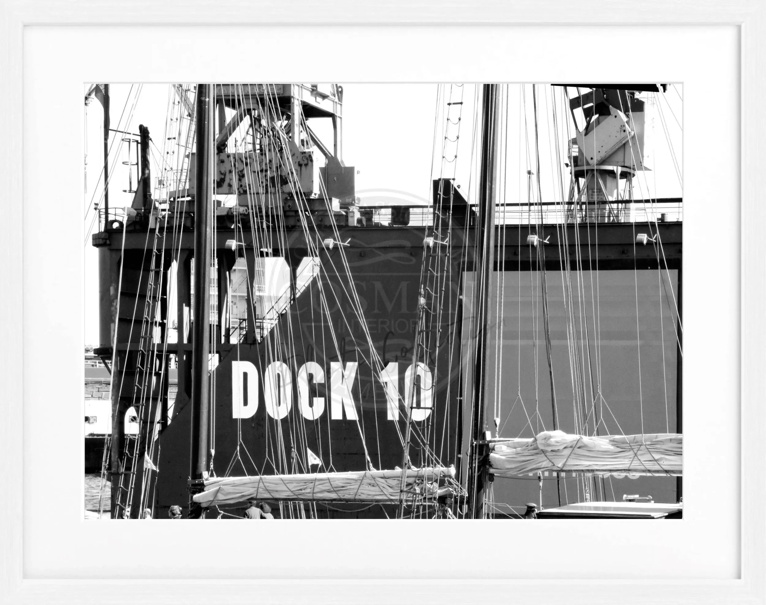 Schwarzweiß-Poster mit Rahmen von Cosman-Photocollection, Hamburg Hafen Dock 10, 31x25 cm, maritime Stadtansicht