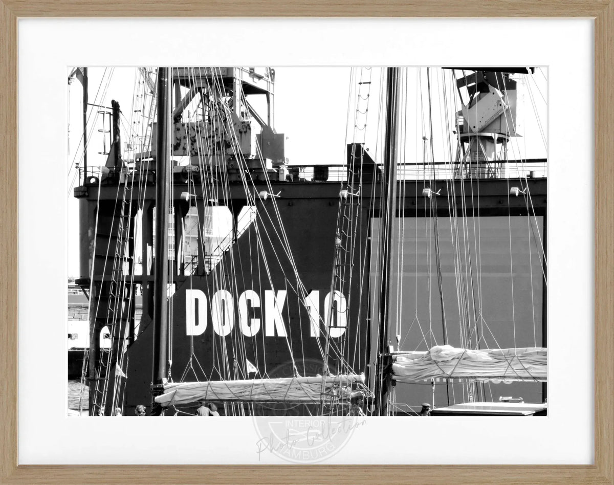 Schwarzweiß-Poster mit Rahmen von Hamburg Hafen Dock 10, Cosman-Photocollection, 31x25 cm, maritime Stadtansicht
