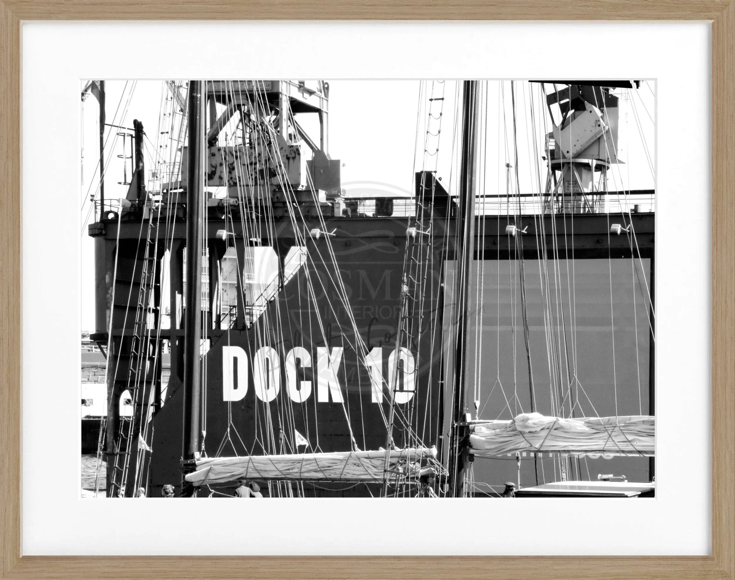 Schwarzweiß-Poster mit Rahmen von Hamburg Hafen Dock 10, Cosman-Photocollection, 31x25 cm, maritime Stadtansicht