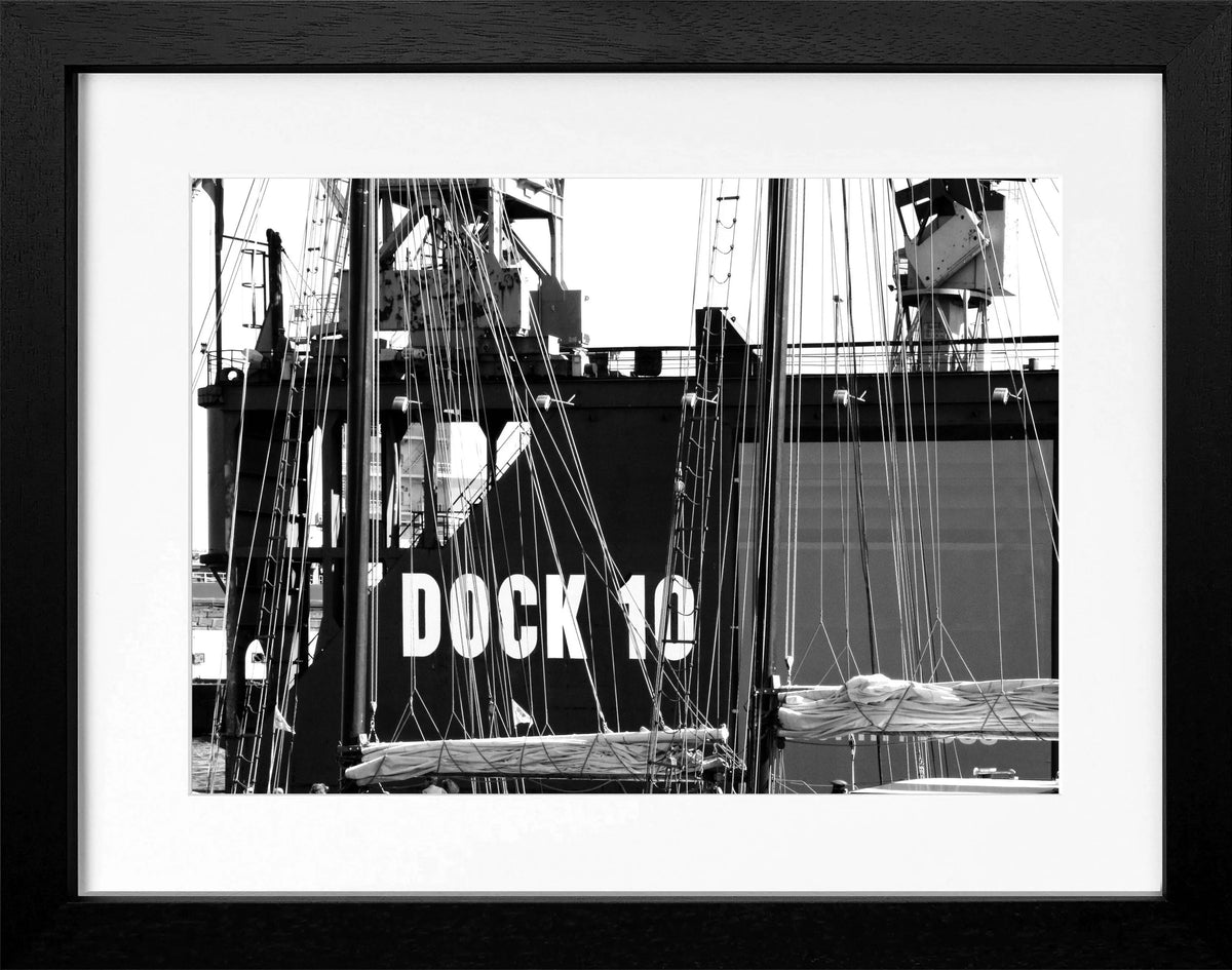 Schwarz-weiß Poster mit Rahmen, Hamburg Hafen Dock 10, Cosman-Photocollection, 31x25 cm, maritime Stadtansicht