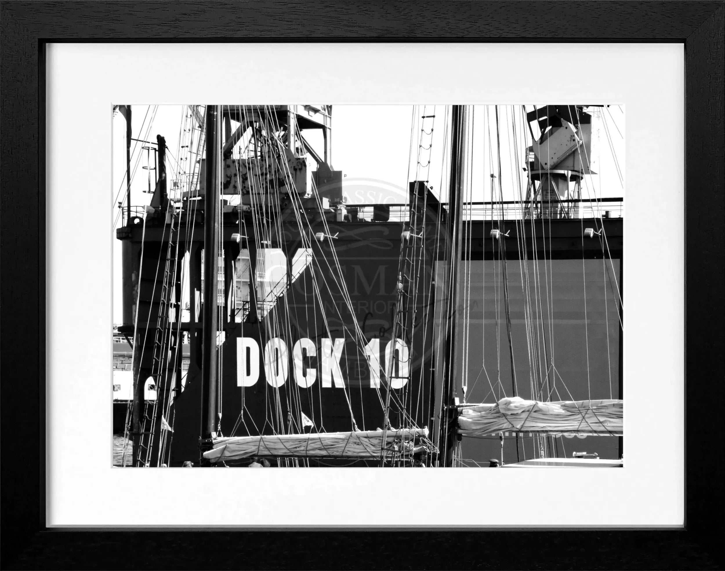 Schwarz-weiß Poster mit Rahmen, Hamburg Hafen Dock 10, Cosman-Photocollection, 31x25 cm, maritime Stadtansicht