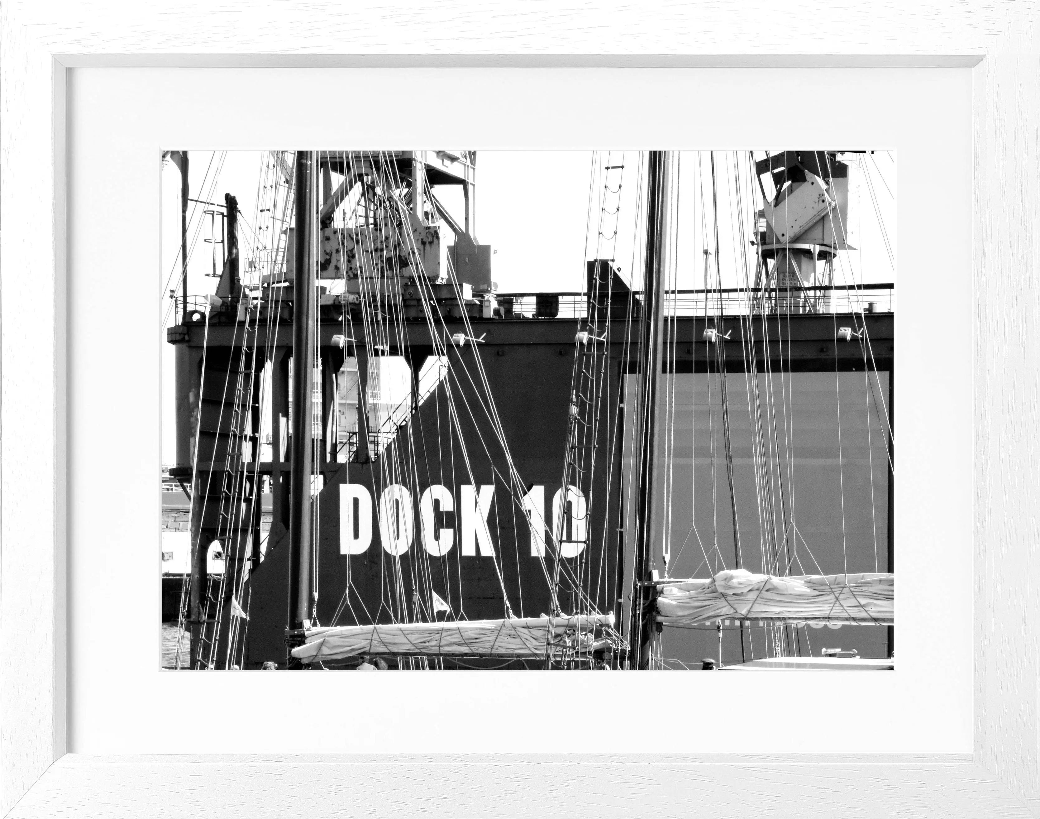 Schwarz-weiß Poster mit Rahmen von Hamburg Hafen Dock 10, von Cosman-Photocollection, 31x25 cm, maritimes Hafenbild