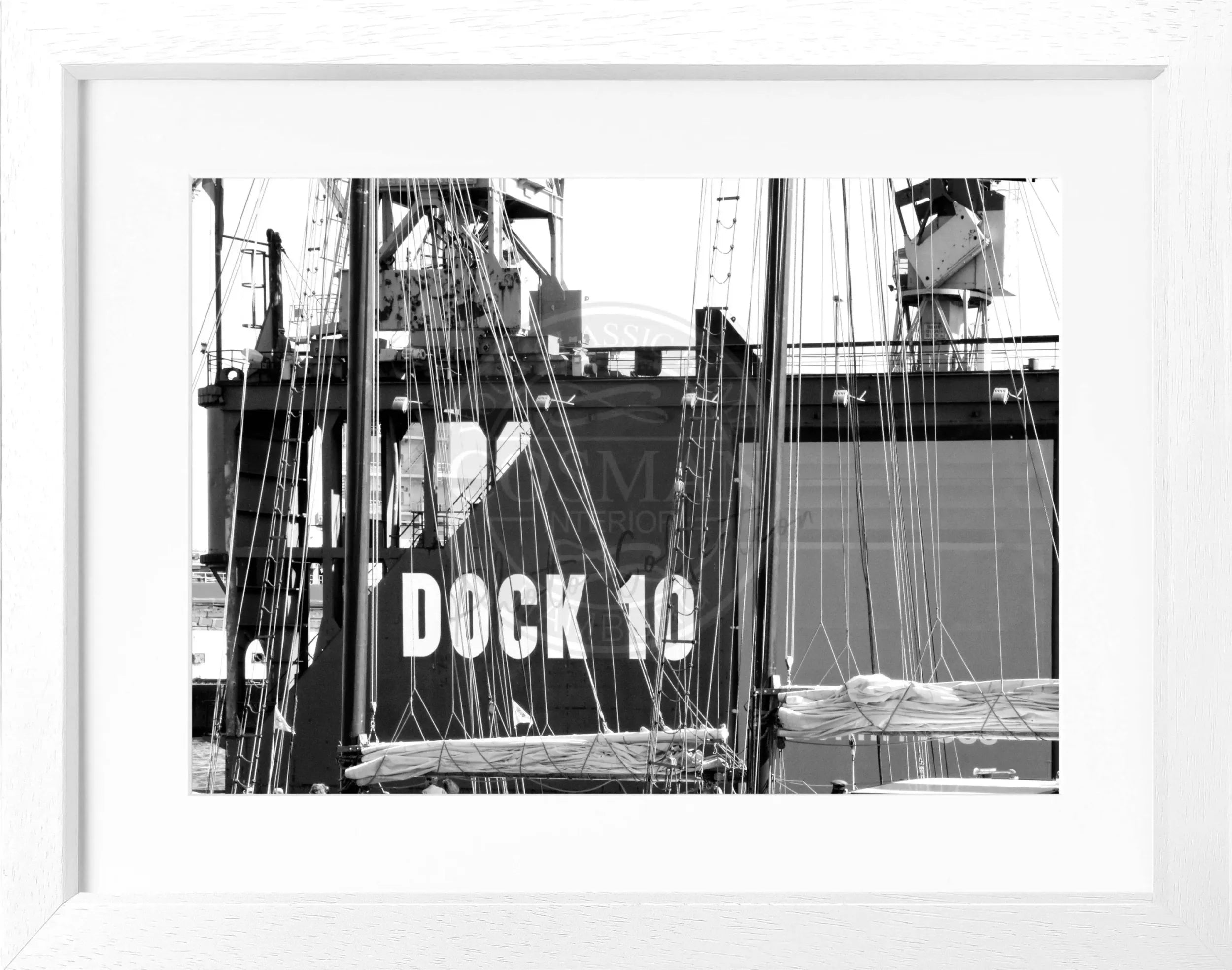 Schwarz-weiß Poster mit Rahmen von Hamburg Hafen Dock 10, von Cosman-Photocollection, 31x25 cm, maritimes Hafenbild