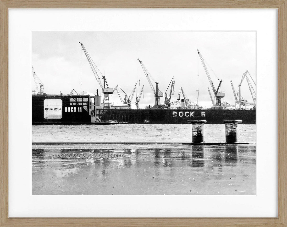 Hamburg Hafen Poster mit schwarzem Rahmen, Cosman-Photocollection, Hafenansicht mit Dock, 31x25cm