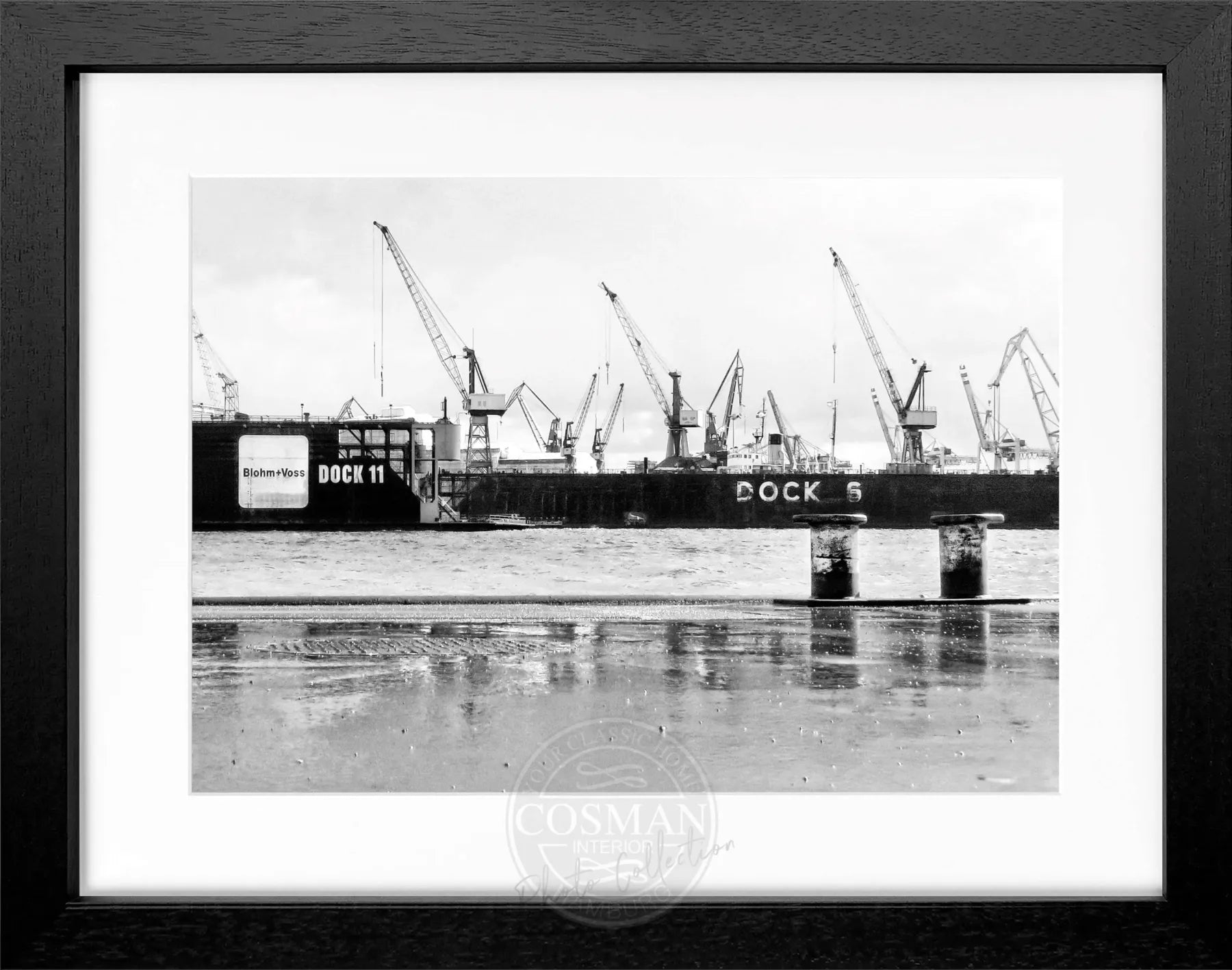 Schwarz-weiß Poster mit Rahmen, Hamburg Hafen Dock, von Cosman-Photocollection, zeigt den Hafen und Schiffe in maritimer Atmosphäre