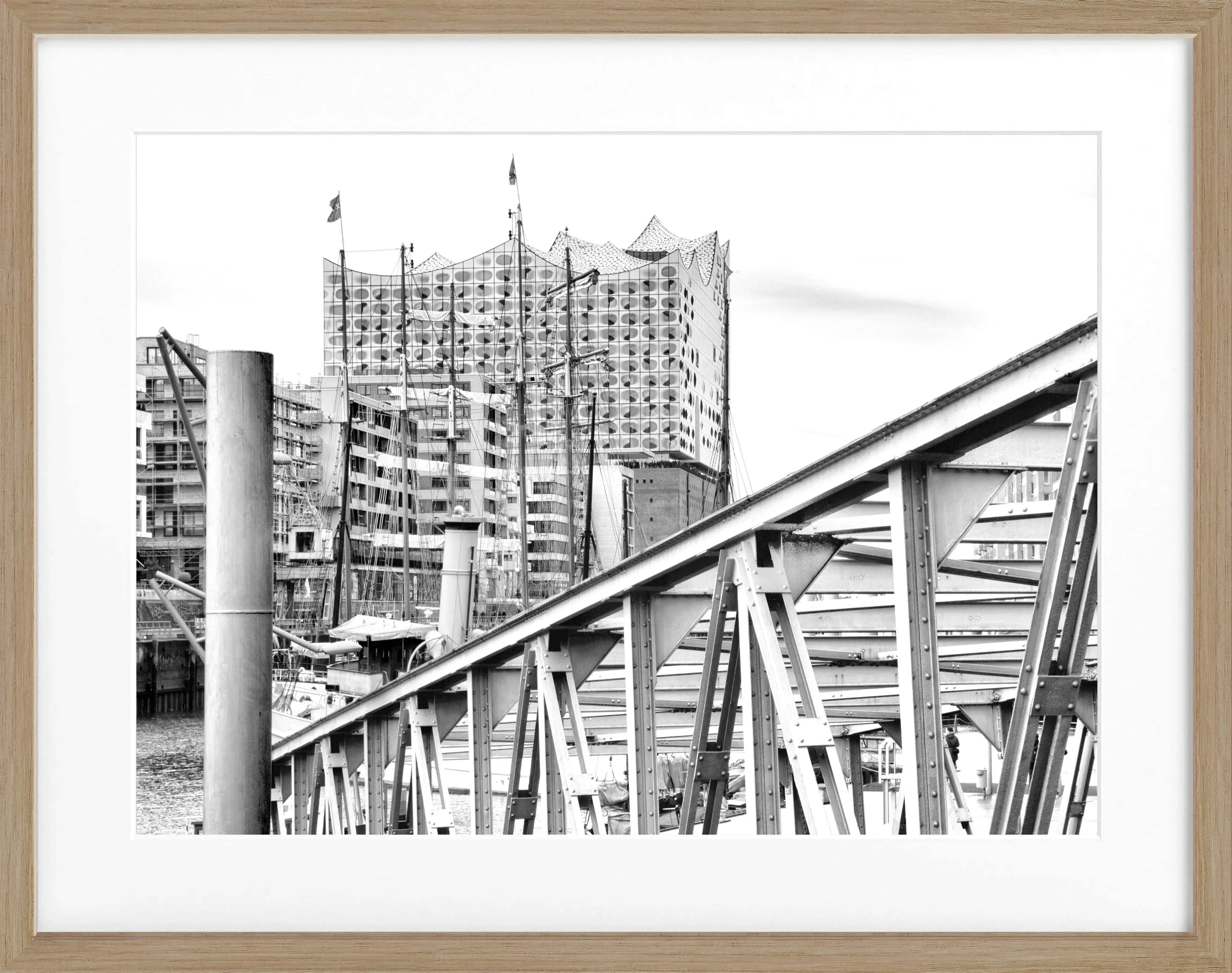 Schwarz-weißes Hamburg Hafen Poster mit Rahmen, zeigt die Elphi in der Cosman-Photocollection, Maße 31x25 cm.