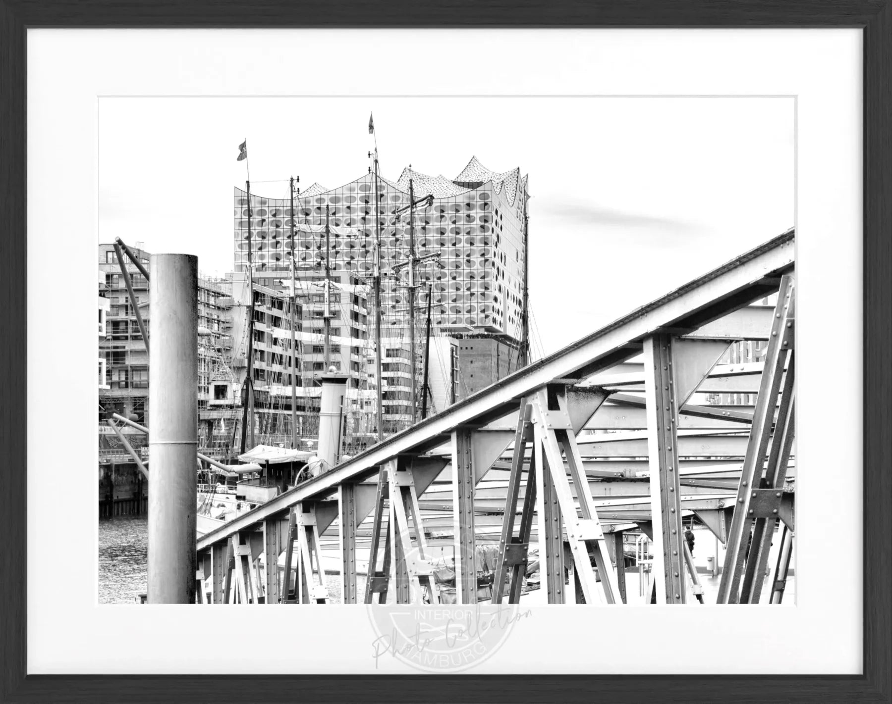 Schwarz-weißes Poster vom Hamburger Hafen mit Elphi, im Rahmen, von Cosman-Photocollection, Maße 31x25cm