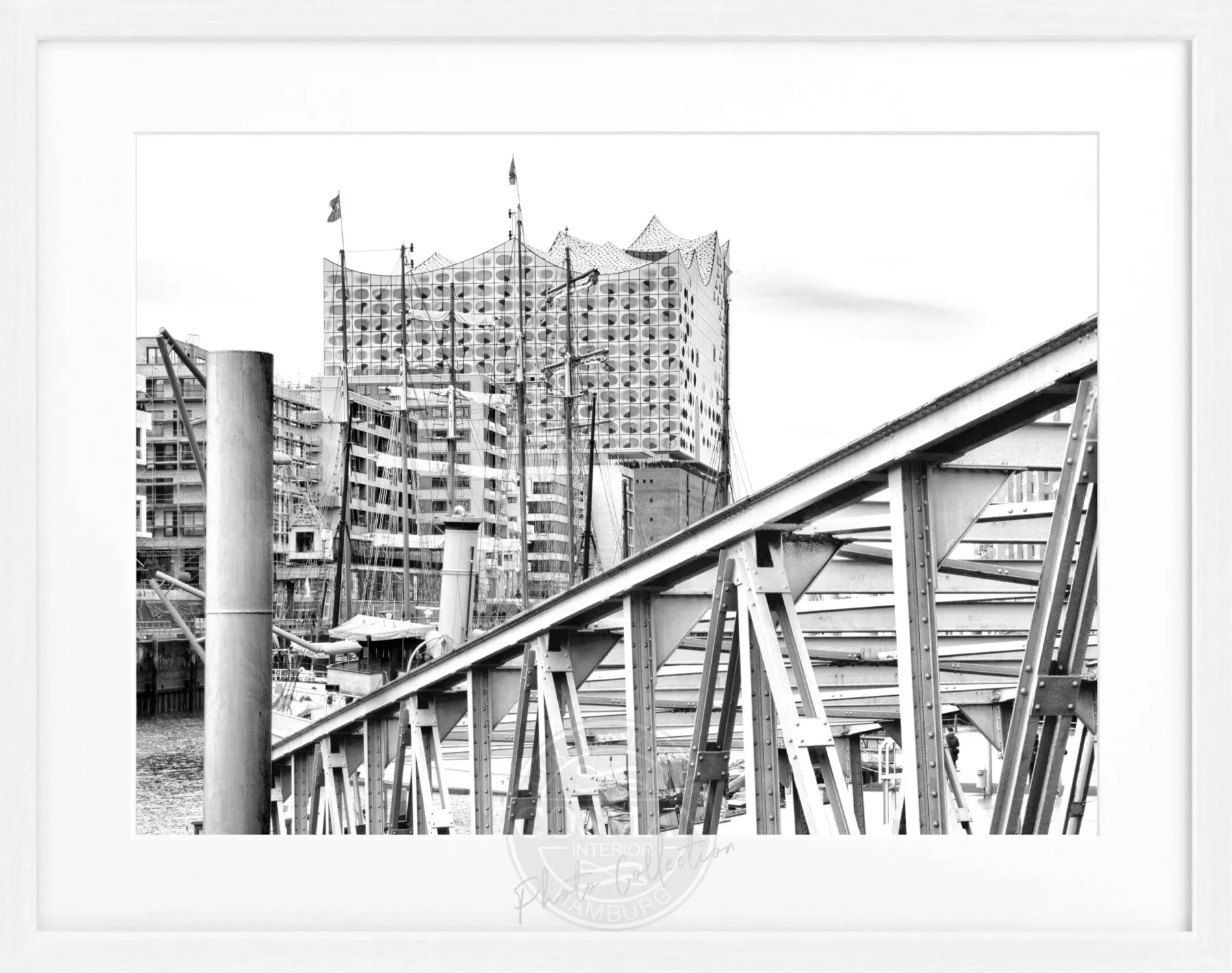 Schwarz-weiß Poster vom Hamburger Hafen mit Elphi im Rahmen, von Cosman-Photocollection, 31x25cm, maritime Stadtansicht