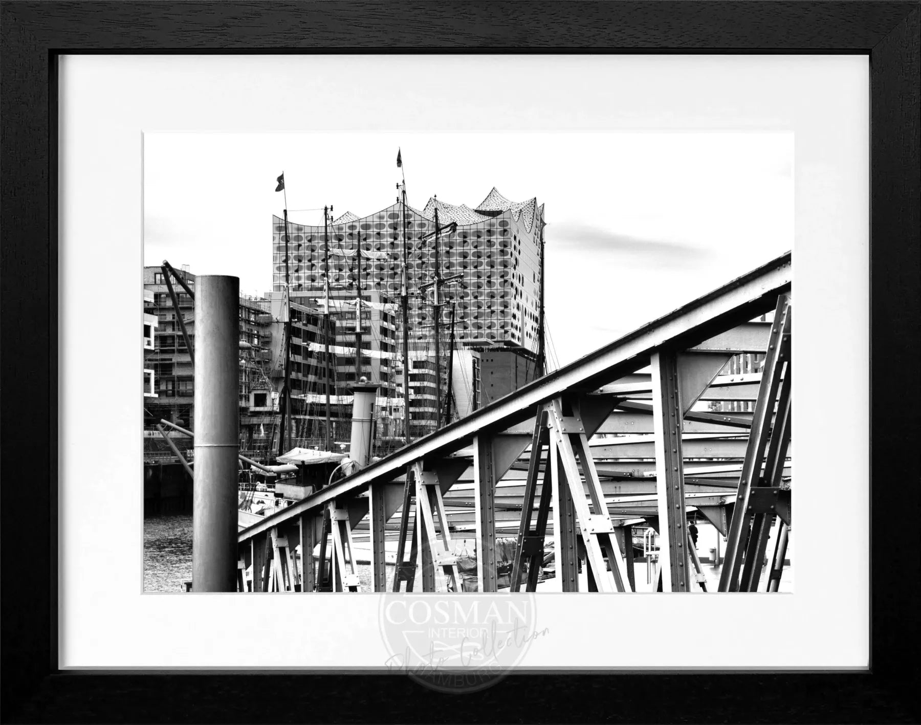 Schwarz-weißes Hamburg Hafen Poster mit Rahmen, zeigt die Elbphilharmonie und den Hamburger Hafen, von Cosman-Photocollection.