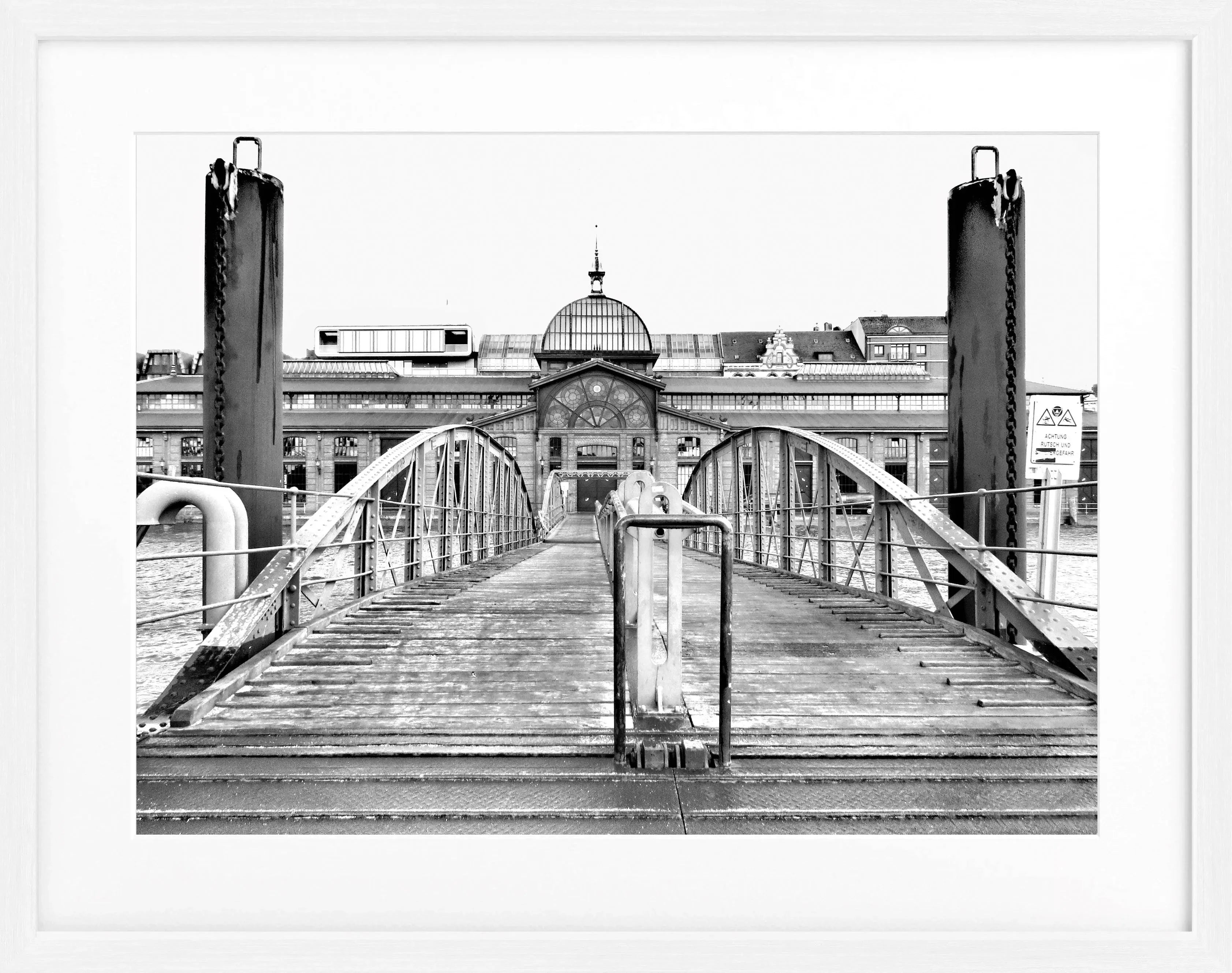 Schwarzes Poster mit Rahmen von Cosman-Photocollection, Hamburg Hafen Fischauktionshalle, 31x25 cm, maritime Stadtansicht