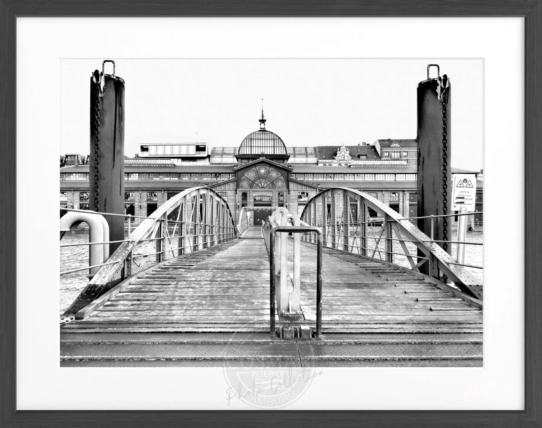 Schwarzer Poster mit Rahmen, Hamburg Hafen Fischauktionshalle, Cosman-Photocollection, 31x25cm, maritimes Hafenbild
