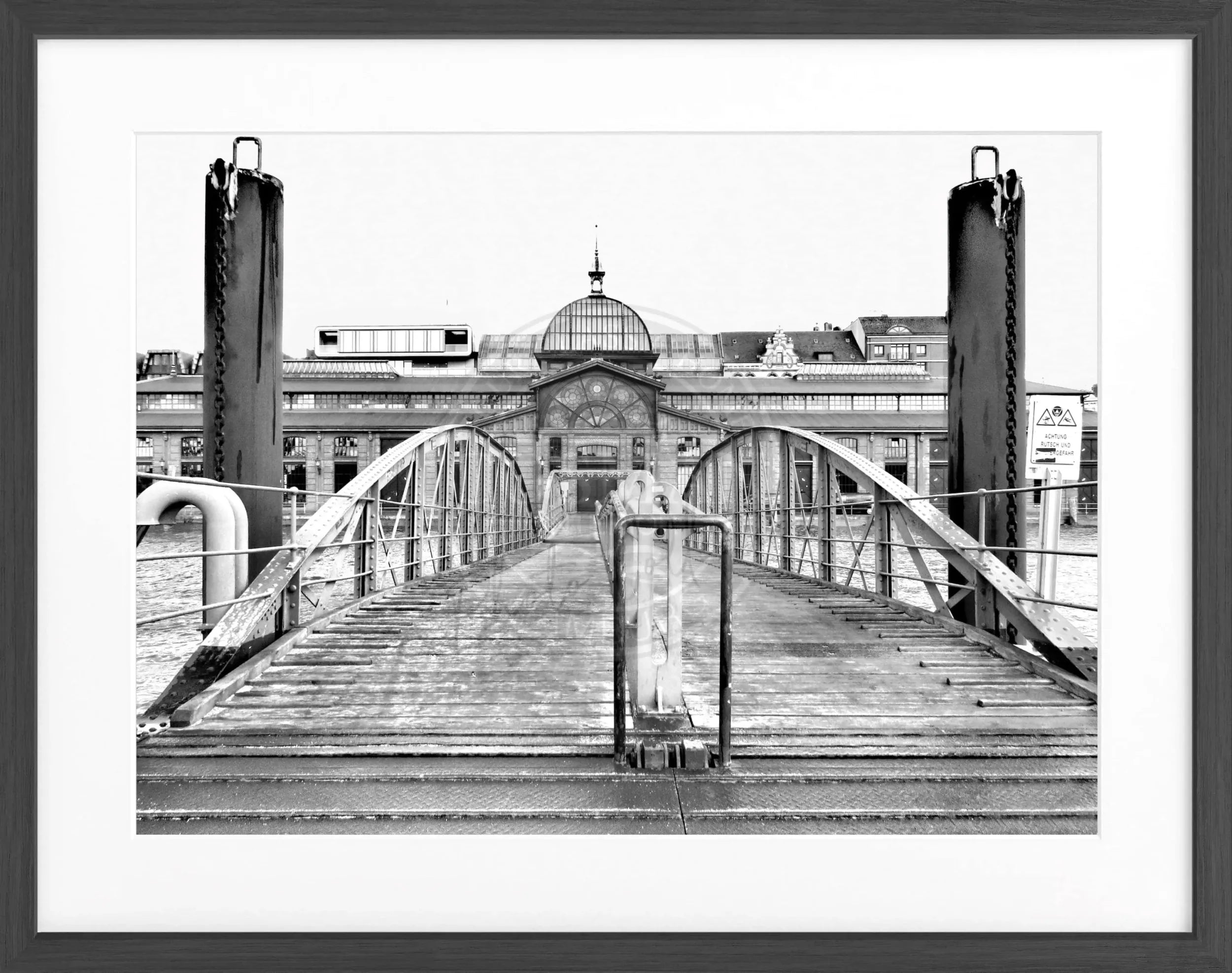Schwarzer Poster mit Rahmen, Hamburg Hafen Fischauktionshalle, Cosman-Photocollection, 31x25cm, maritimes Hafenbild