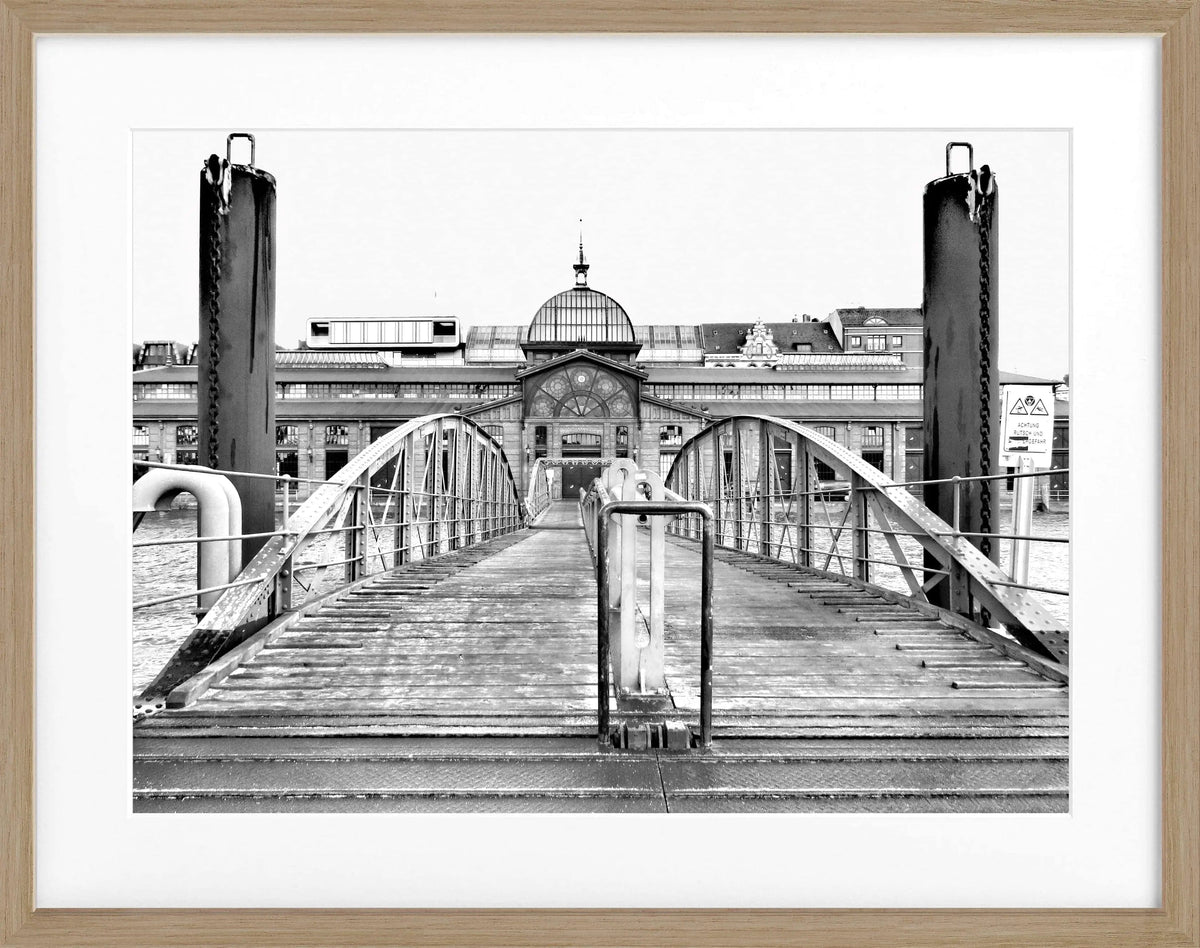 Schwarzweiß-Poster mit Rahmen, Hamburg Hafen Fischauktionshalle, Cosman-Photocollection, 31x25 cm, maritimes Hafenbild