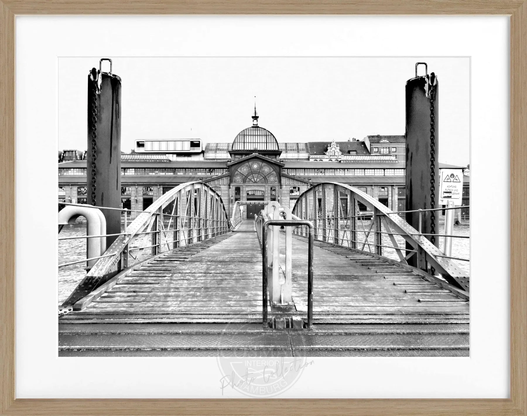 Schwarzweiß-Poster mit Rahmen, Hamburg Hafen Fischauktionshalle, Cosman-Photocollection, 31x25 cm, maritimes Hafenbild