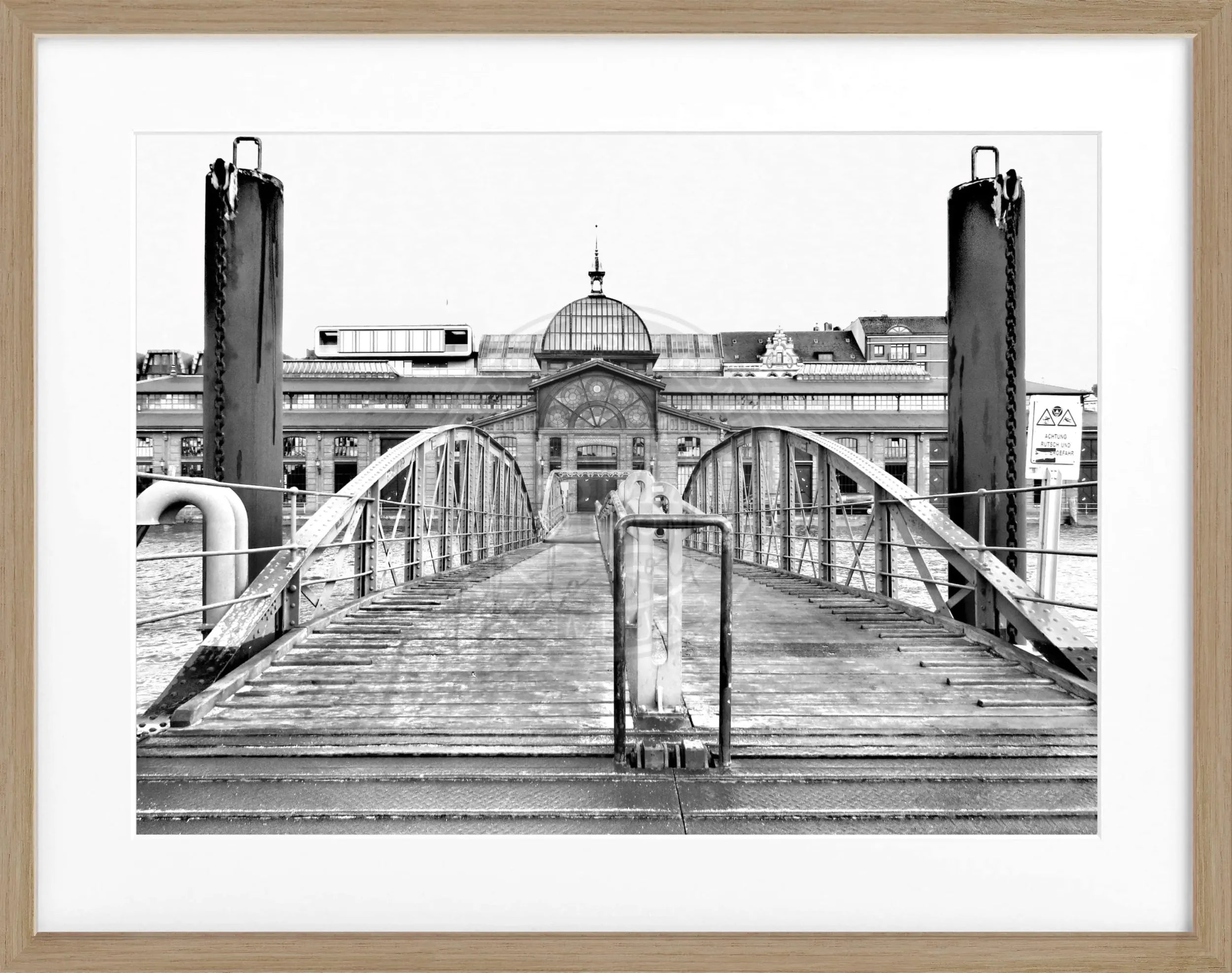 Schwarzweiß-Poster mit Rahmen, Hamburg Hafen Fischauktionshalle, Cosman-Photocollection, 31x25 cm, maritimes Hafenbild
