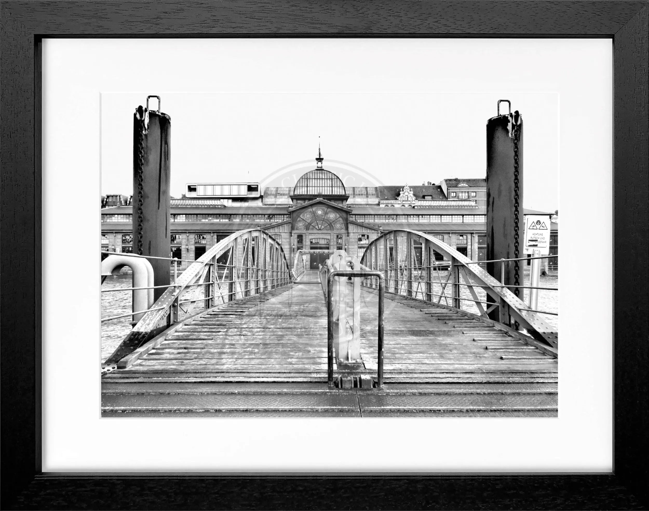 Hochwertiges Poster mit Rahmen von Cosman-Photocollection, zeigt Hamburg Hafen mit Fischauktionshalle, 31x25 cm, schwarz gerahmt