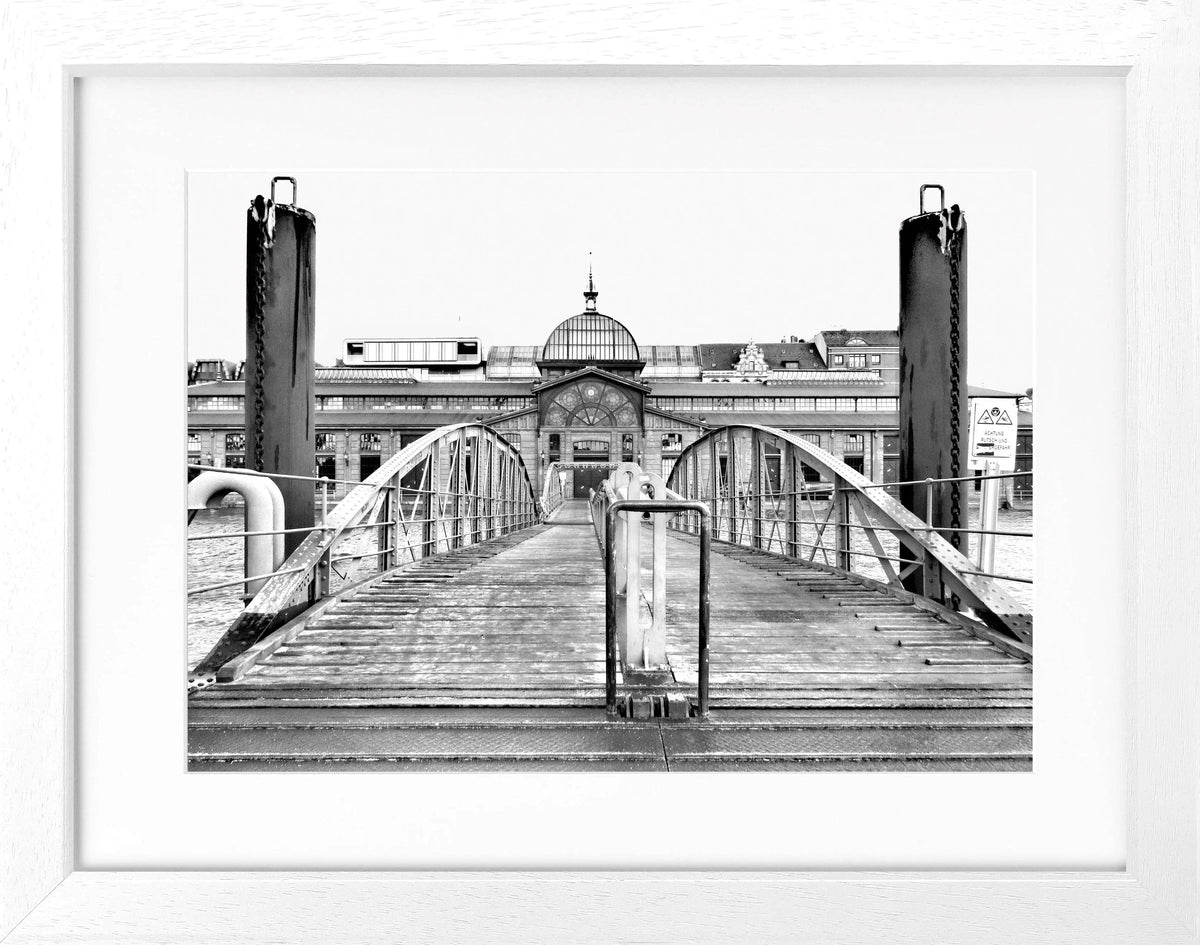 Hochwertiges Poster mit schwarzem Rahmen, Hamburg Hafen Fischauktionshalle, Cosman-Photocollection, 31x25 cm, maritime Stadtansicht