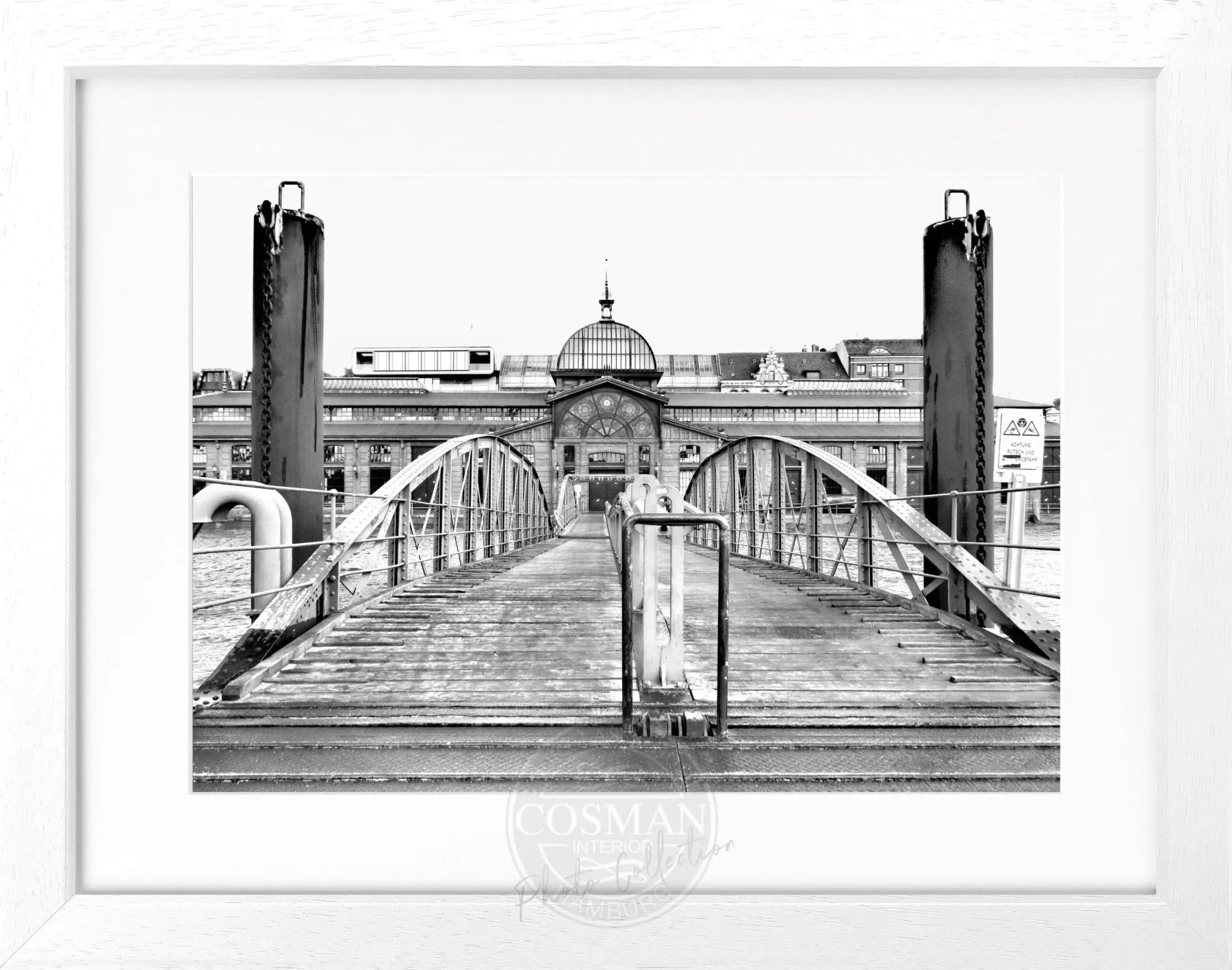 Hochwertiges Poster mit schwarzem Rahmen, Hamburg Hafen Fischauktionshalle, Cosman-Photocollection, 31x25 cm, maritime Stadtansicht